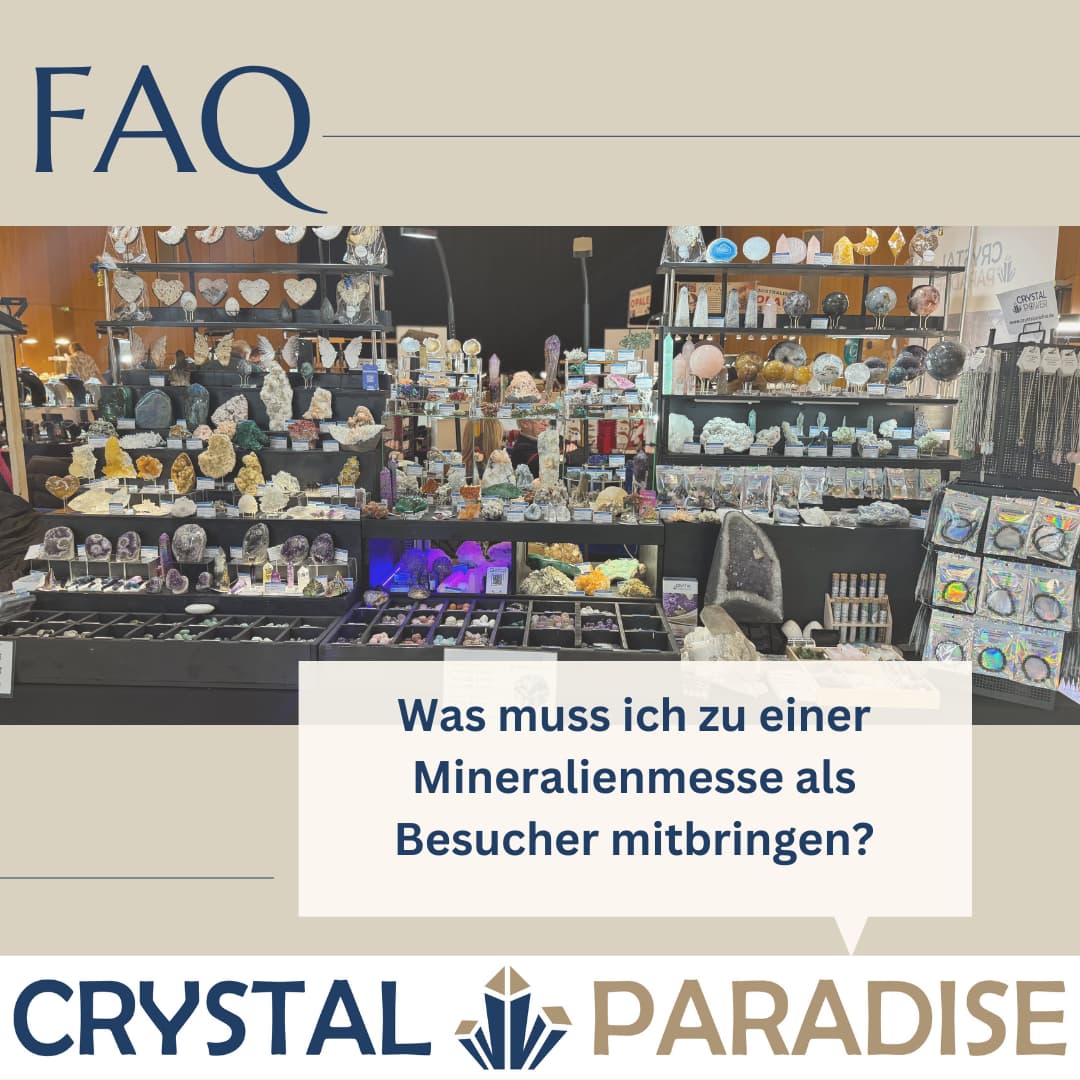 Mineralienmesse-Besucher mit Tasche und Lupe beim Betrachten von Mineralien und Kristallen an einem Stand