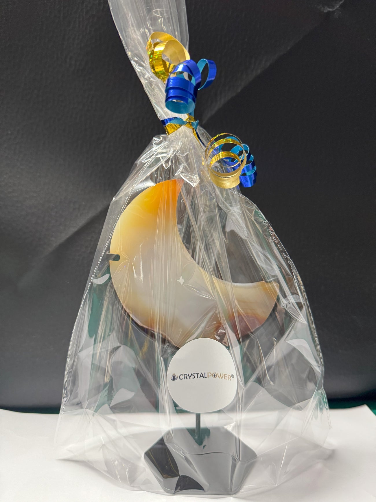 Mond aus Achat auf Ständer als Geschenk verpackt