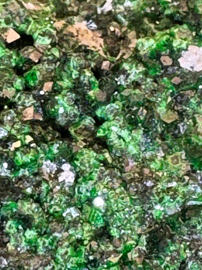 Uwarowit kaufen – Seltene grüne Kristalle aus dem Ural