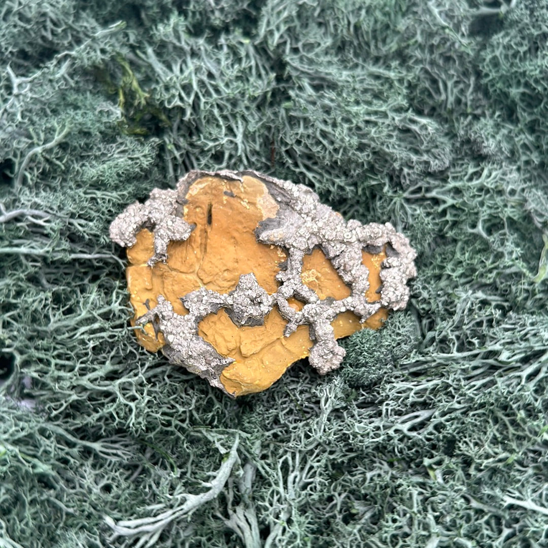 Pyrit auf gelber Matrix aus Mansehra / Pakistan (186g) - crystal paradise