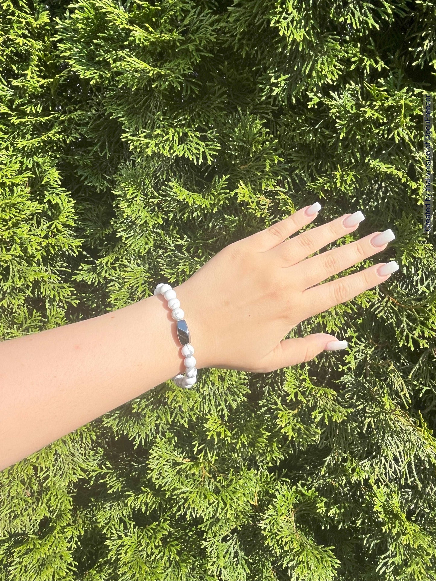 Armband aus Howlit-Perlen 8 mm mit Charm - verschiedene Varianten - 1 Stück