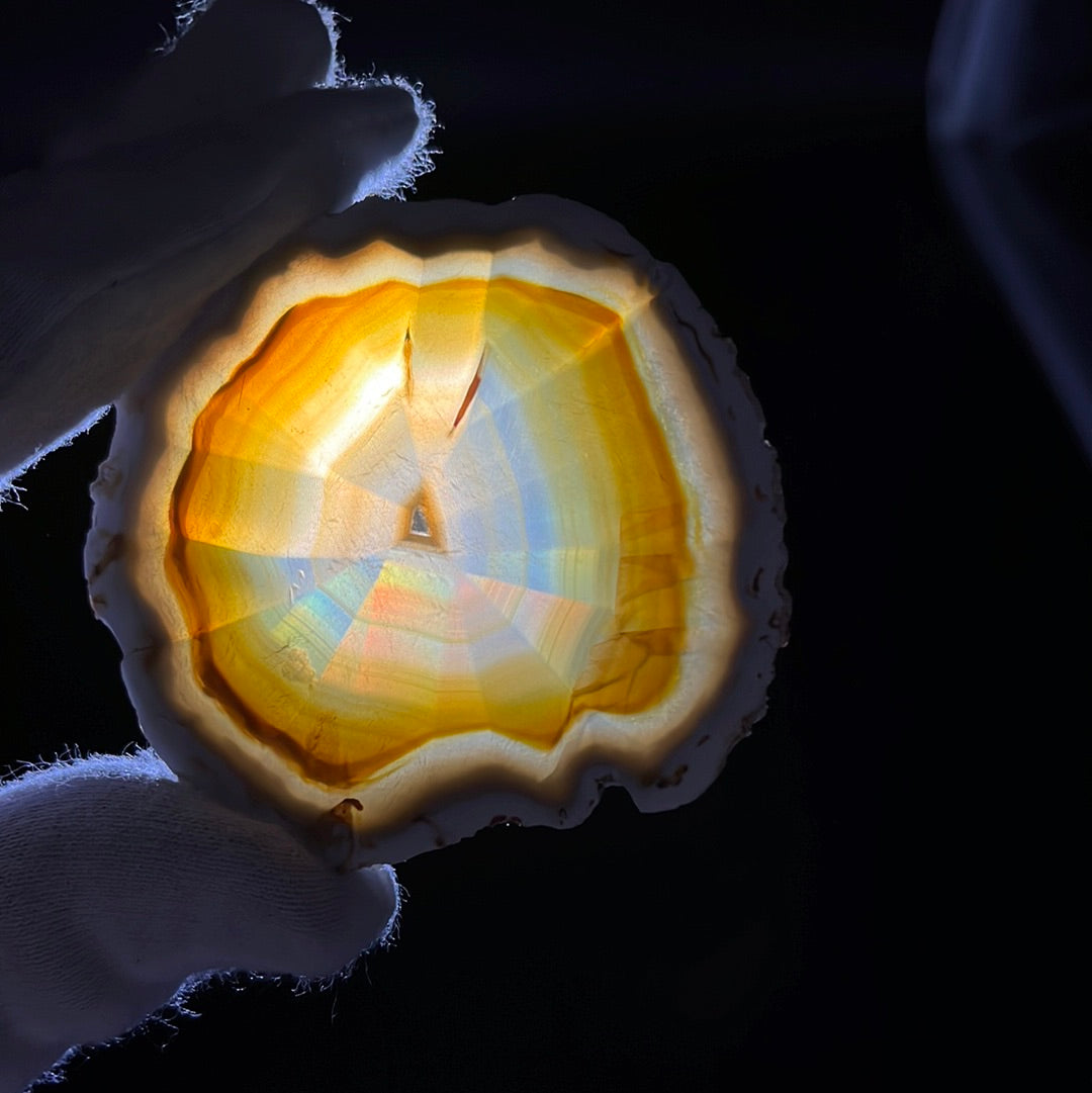 Iris Achatscheibe gelb-braun mit weissem Rand und super tollem Regenbogen Farbenspiel (15g) - ~6x6,5cm - crystal paradise