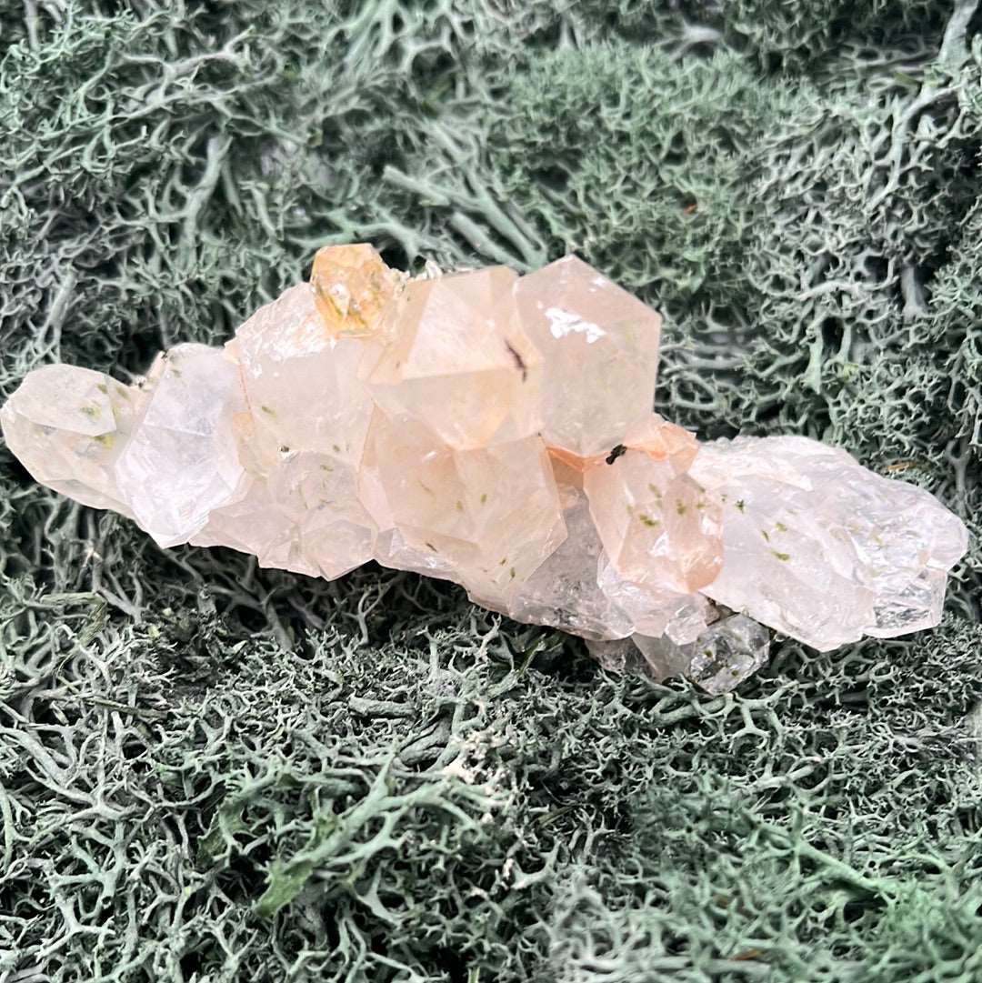 Epidot und Himalaya Quarz (Bergkristall) aus dem Skardu Tal in Pakistan (106g) - Handstufe