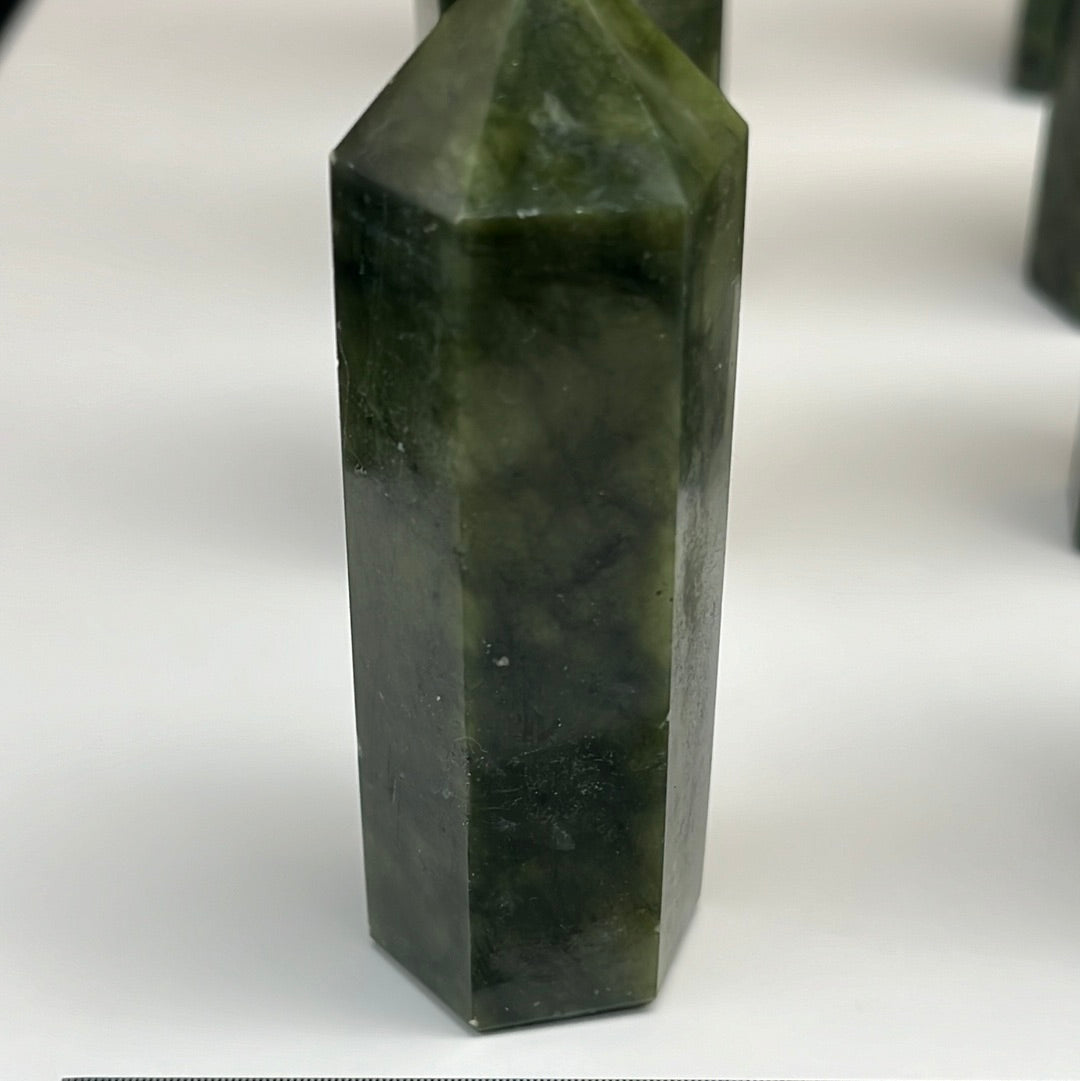 Hsiyan Jade Spitze - 1 Stück (>90g / 8cm hoch) - crystal paradise