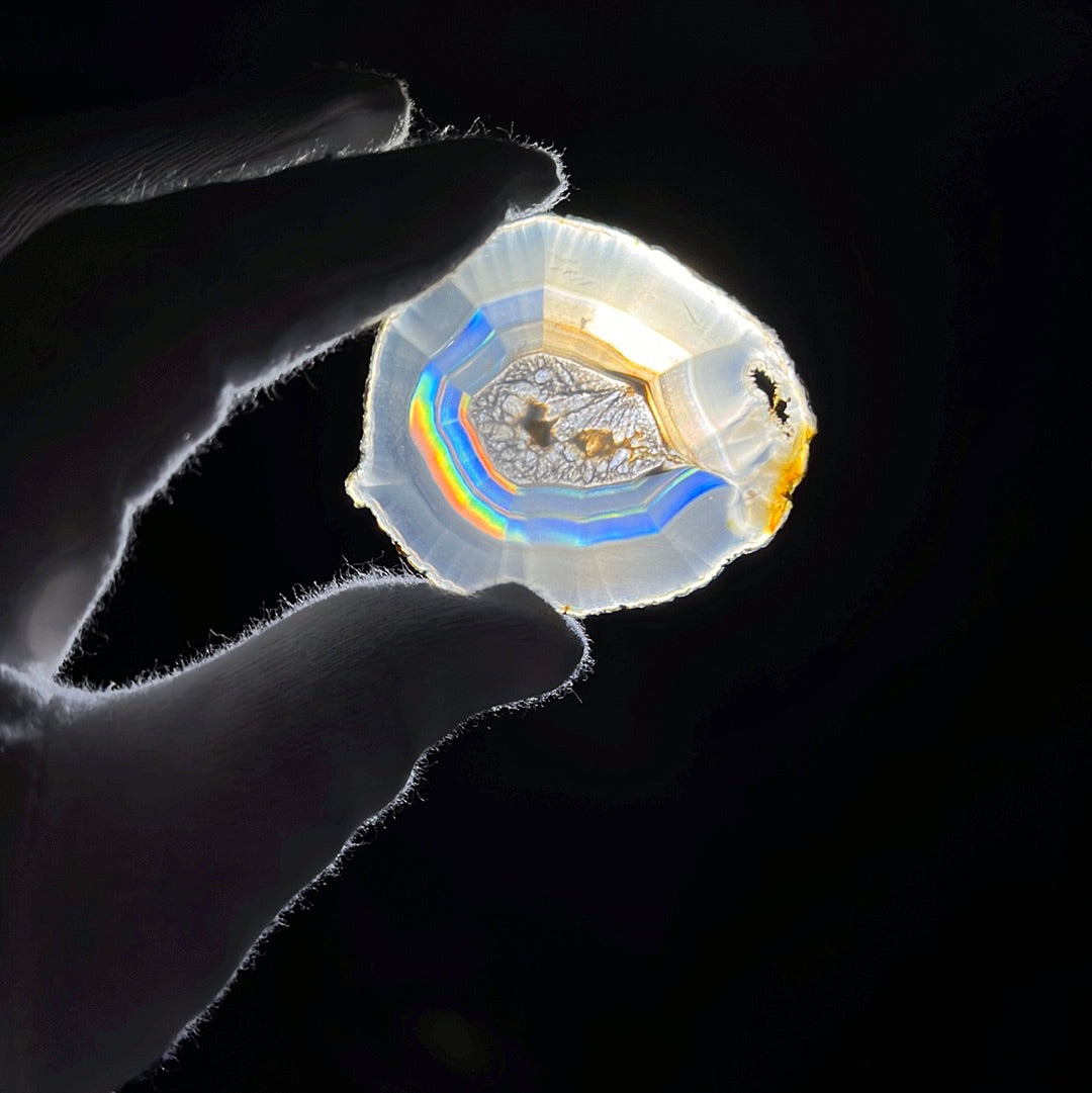 Iris Achatscheibe weiss, mit super tollem Regenbogen Farbenspiel (10g) - ~5,5x5 cm - crystal paradise