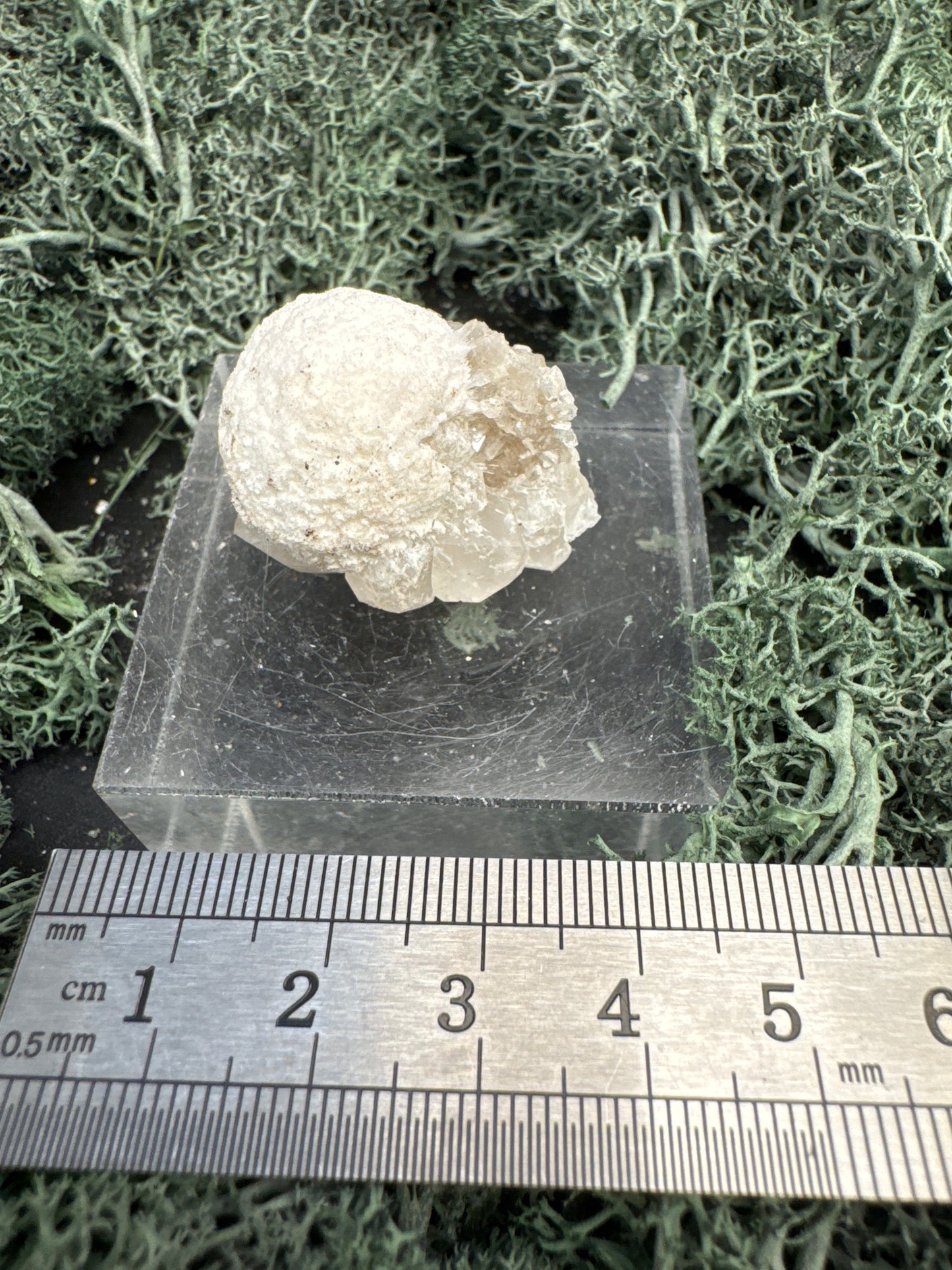 Okenit auf Calcit und Apophyllit Kugel aus Indien ca. 20g - crystal paradise
