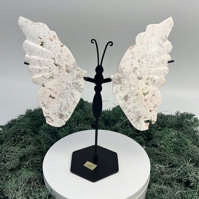 Deko: Schmetterling auf schwarzem Standfuss aus Schnee Achat - crystal paradise