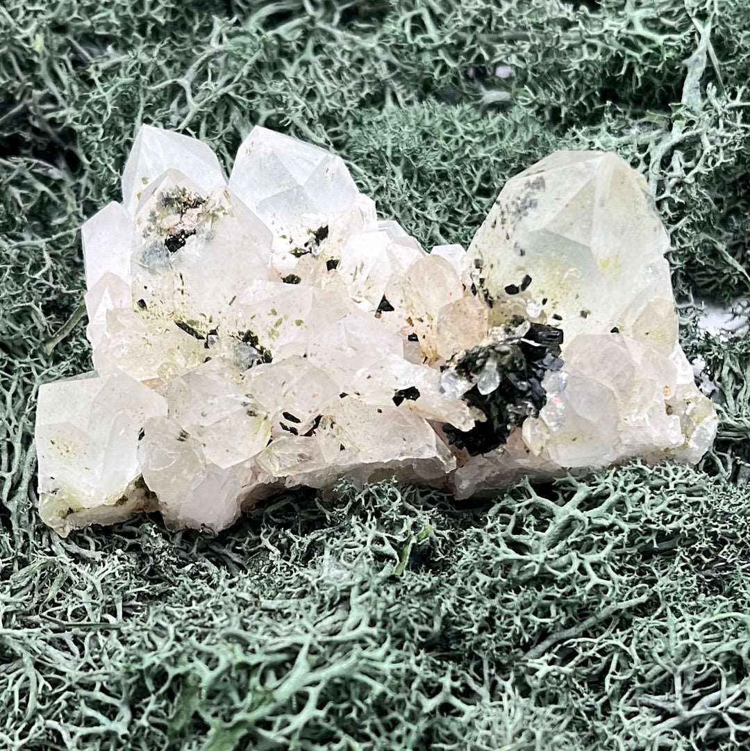 Epidot und Himalaya Quarz (Bergkristall) aus dem Skardu Tal in Pakistan (162g) - Handstufe
