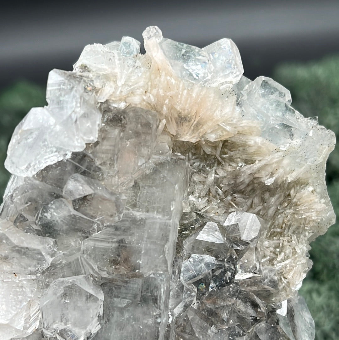 Apophyllit Grosssstufe aus Indien (217g) - Kristalle auf beiden Seiten - grosse transparente vs Sugar Crystals auf der anderen - crystal paradise