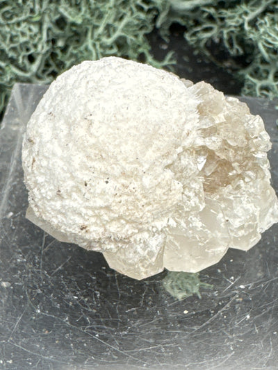 Okenit auf Calcit und Apophyllit Kugel aus Indien ca. 20g - crystal paradise