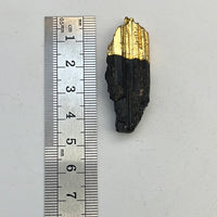 Schwarzer Turmalin Anhänger als Pendel, natürlicher Rohstein in dunkler Farbe, tropfenförmig, 1 Stück