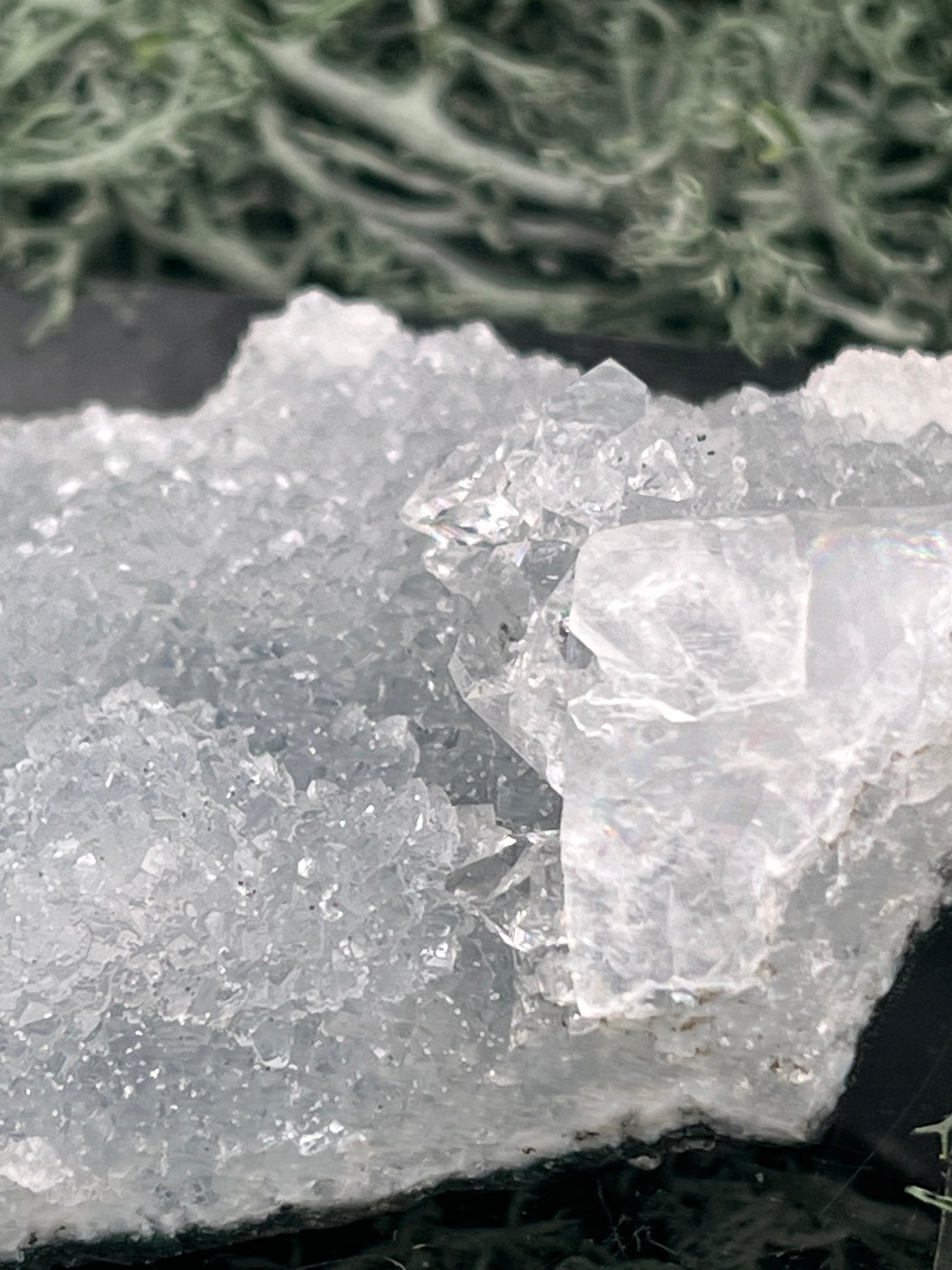 Apophyllit Stufe aus Indien (37g) - schöne grosse Kristalle zusammen mit Sugar Crystals - crystal paradise
