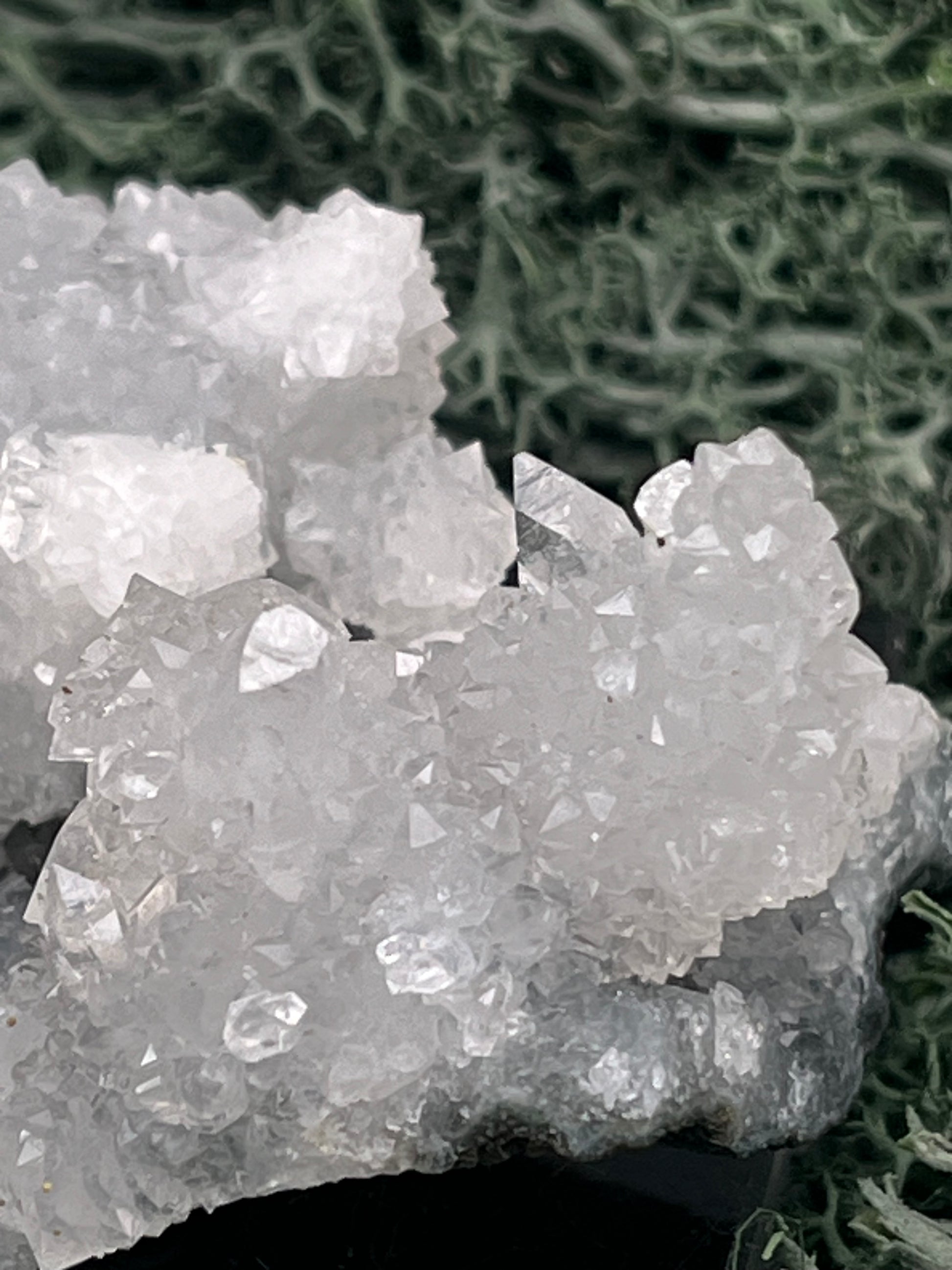 Apophyllit Stufe aus Indien (87g) - schöne grosse Kristalle zusammen mit Sugar Crystals - crystal paradise