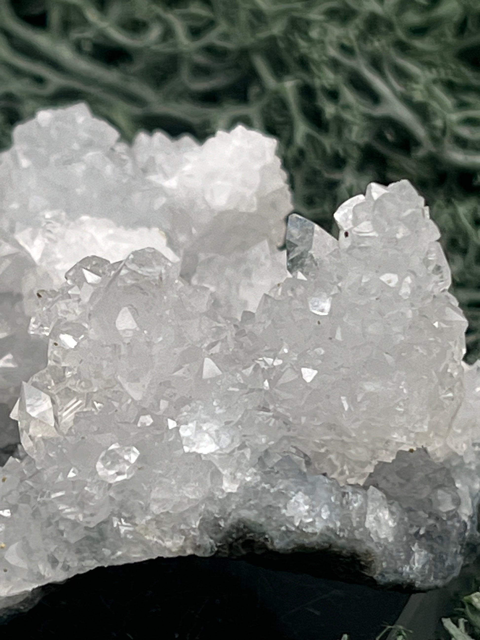 Apophyllit Stufe aus Indien (87g) - schöne grosse Kristalle zusammen mit Sugar Crystals - crystal paradise