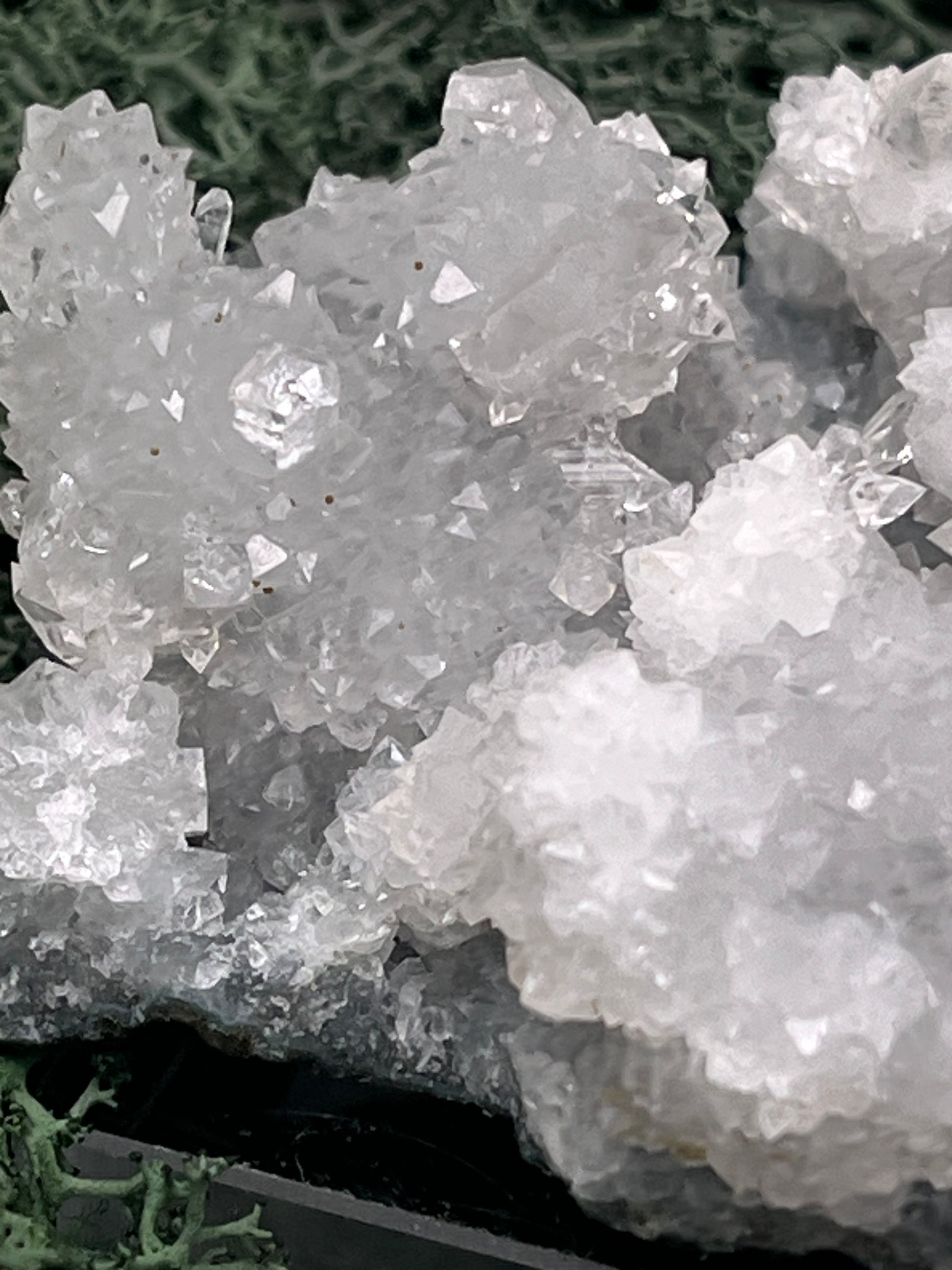 Apophyllit Stufe aus Indien (87g) - schöne grosse Kristalle zusammen mit Sugar Crystals - crystal paradise