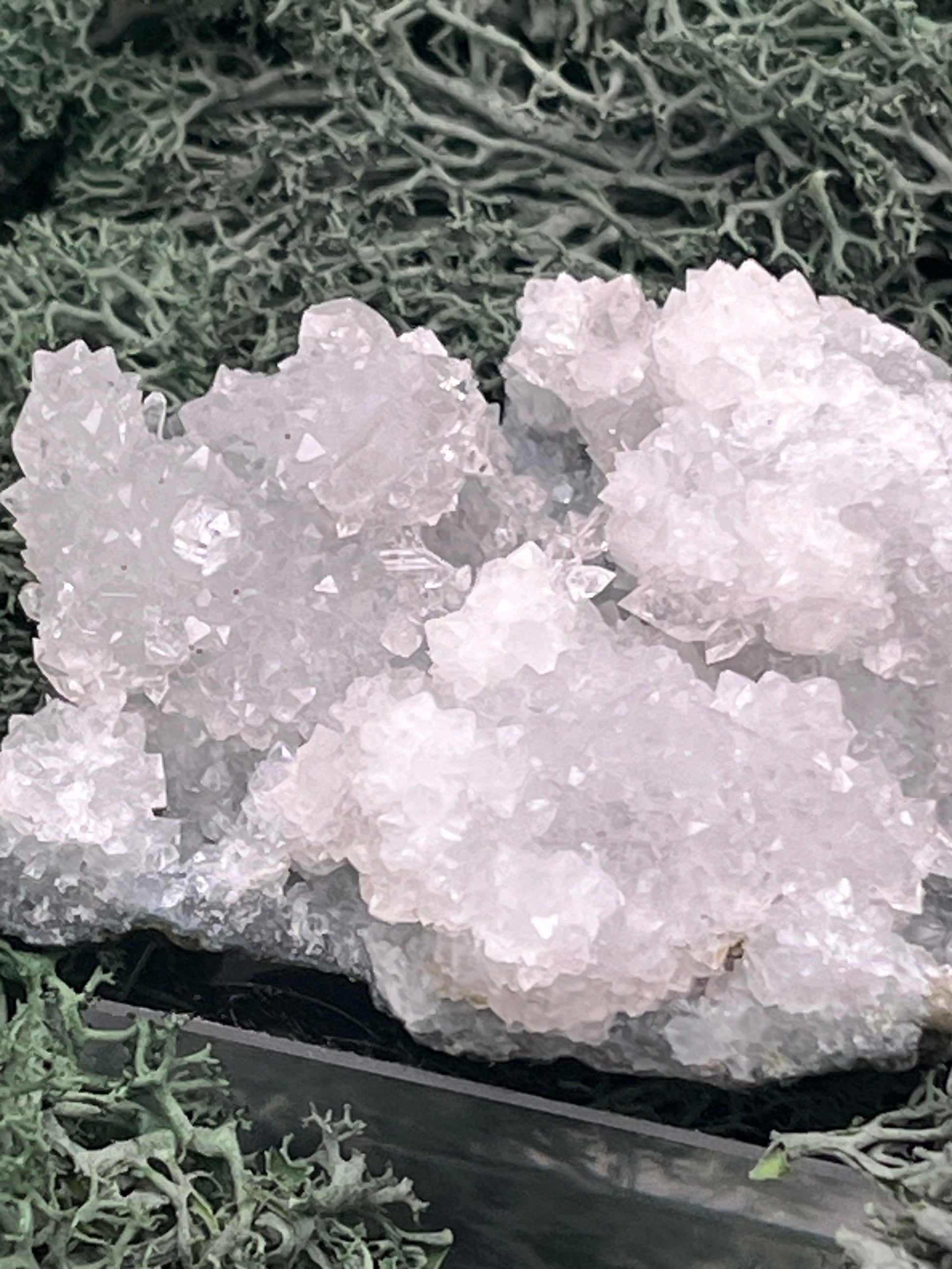 Apophyllit Stufe aus Indien (87g) - schöne grosse Kristalle zusammen mit Sugar Crystals - crystal paradise