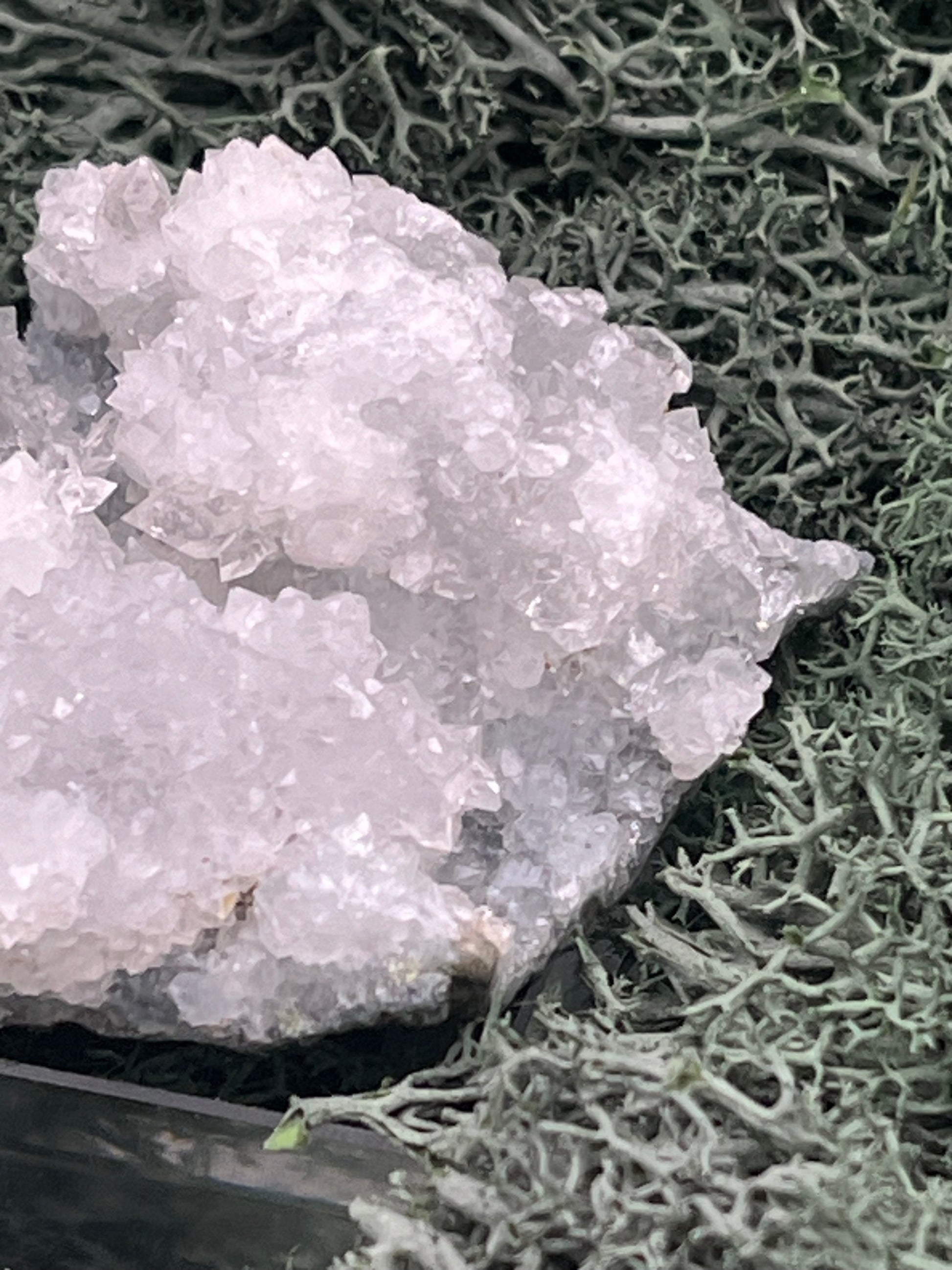 Apophyllit Stufe aus Indien (87g) - schöne grosse Kristalle zusammen mit Sugar Crystals - crystal paradise