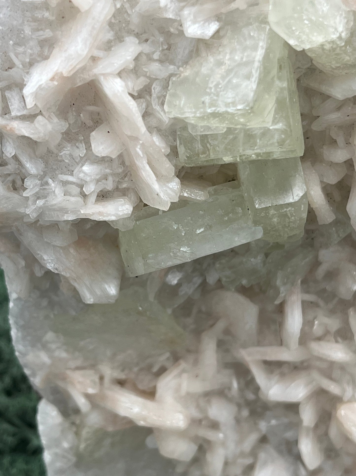 Apophyllit Stilbit Cluster XL aus Indien (1024g)- schöne grüne Kristalle - crystal paradise