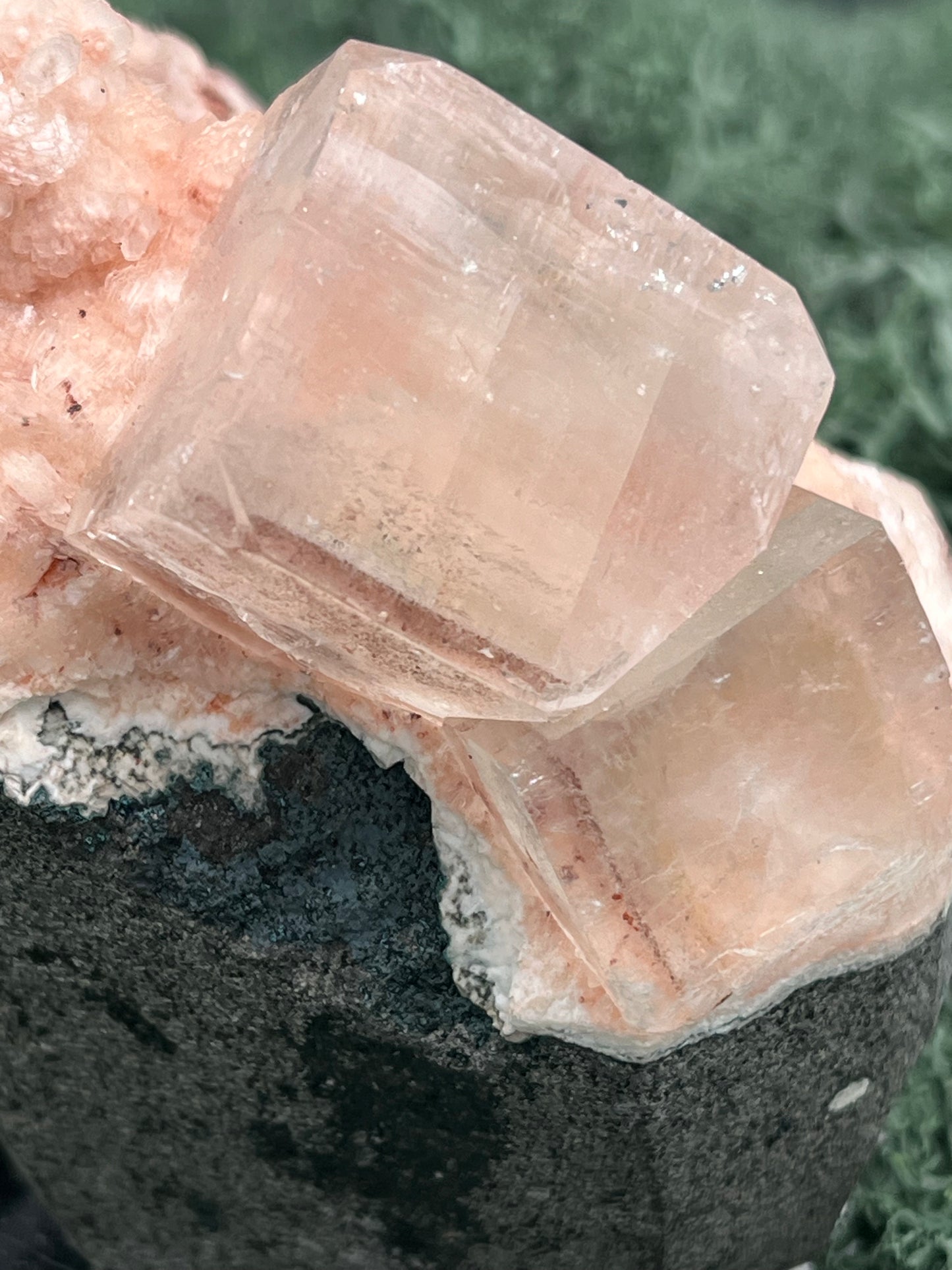 Apophyllit Stilbit Cluster aus Indien (375g)- große Würfelkristalle und rosa Stilbitüberzug - crystal paradise
