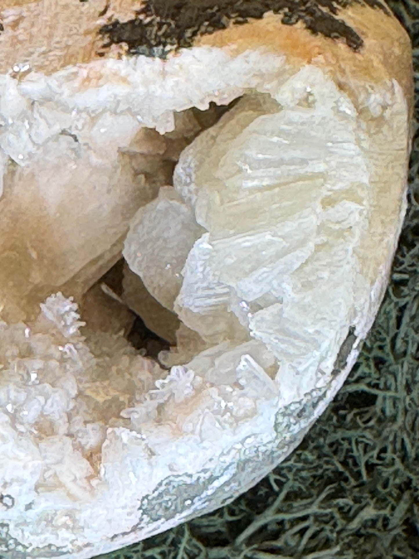 Heulandit / Euzeolit Geode mit Stilbit aus Maharashtra, Nashik pune, Indien (440g) - crystal paradise