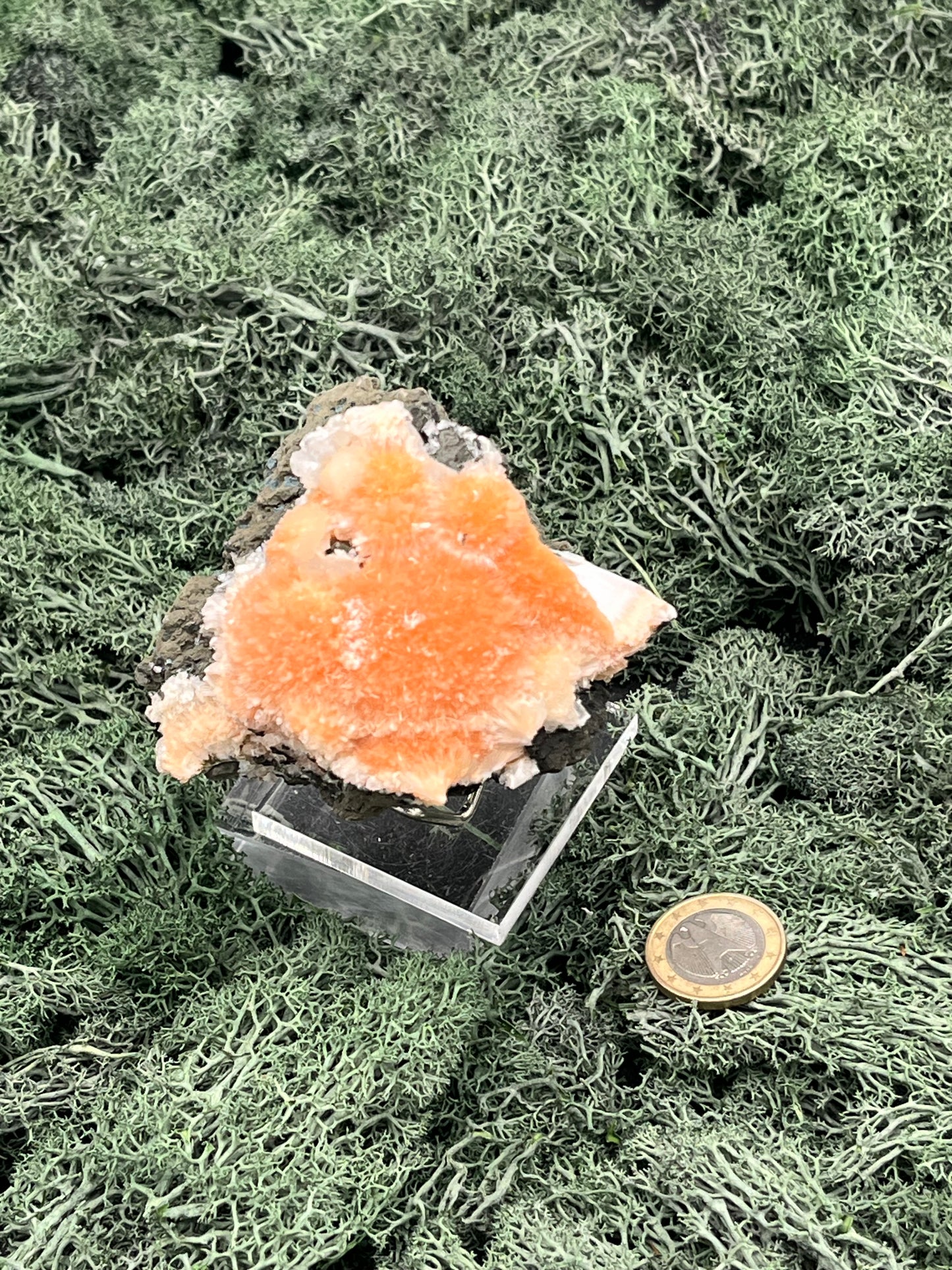 Thomsonit aus Indien (273g) - Handstufe - leuchtend orange Farbe, mehrere schöne Kugelbildungen auf Muttergestein - crystal paradise