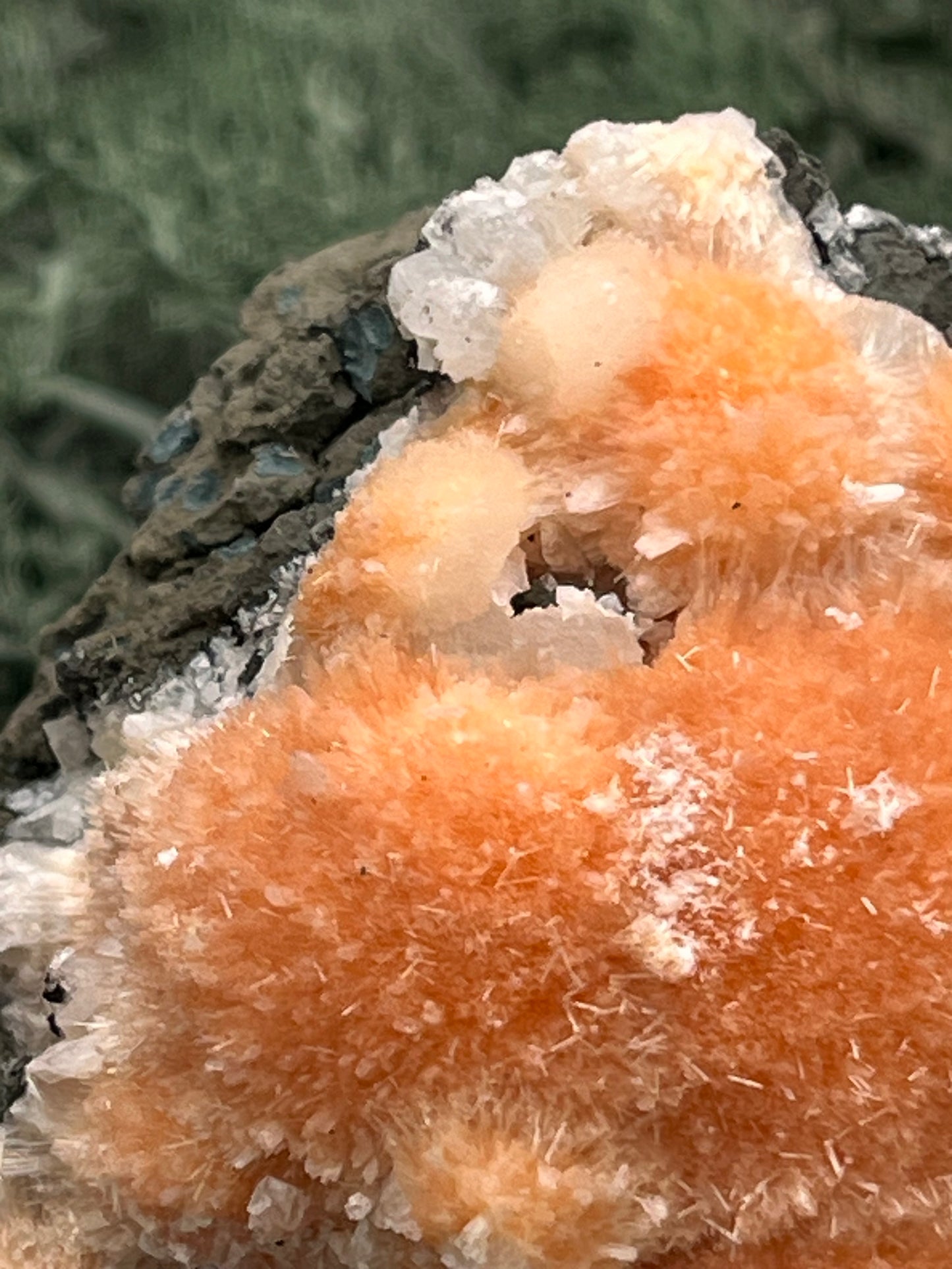 Thomsonit aus Indien (273g) - Handstufe - leuchtend orange Farbe, mehrere schöne Kugelbildungen auf Muttergestein - crystal paradise