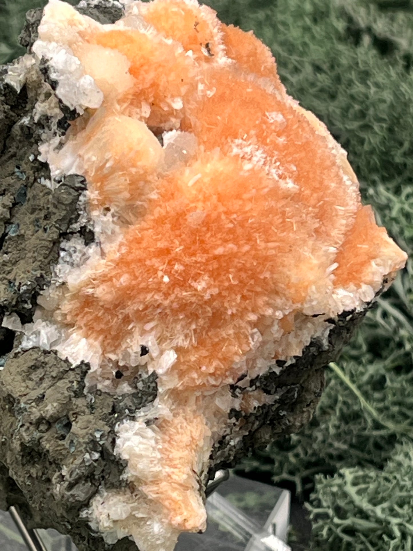 Thomsonit aus Indien (273g) - Handstufe - leuchtend orange Farbe, mehrere schöne Kugelbildungen auf Muttergestein - crystal paradise