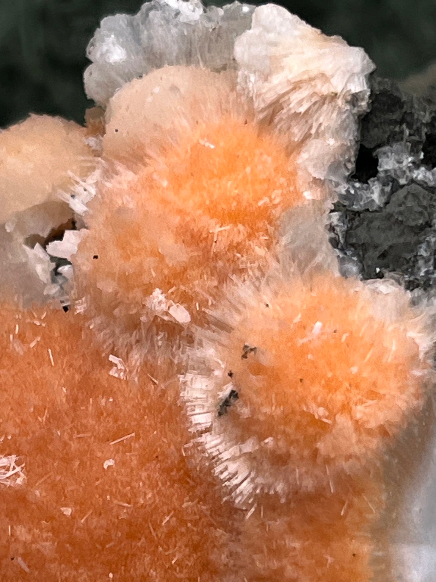 Thomsonit aus Indien (273g) - Handstufe - leuchtend orange Farbe, mehrere schöne Kugelbildungen auf Muttergestein - crystal paradise