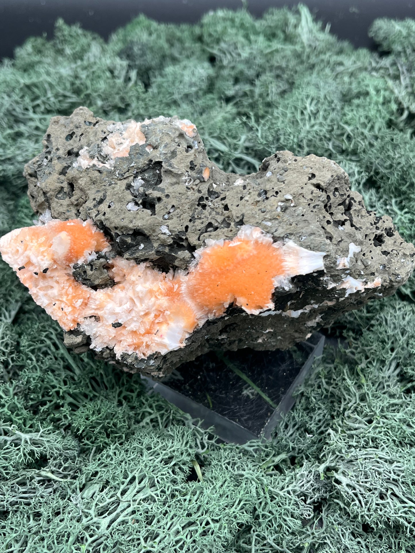 Thomsonit aus Indien (638g) - Stufe - leuchtend orange Farbe auf Muttergestein - crystal paradise