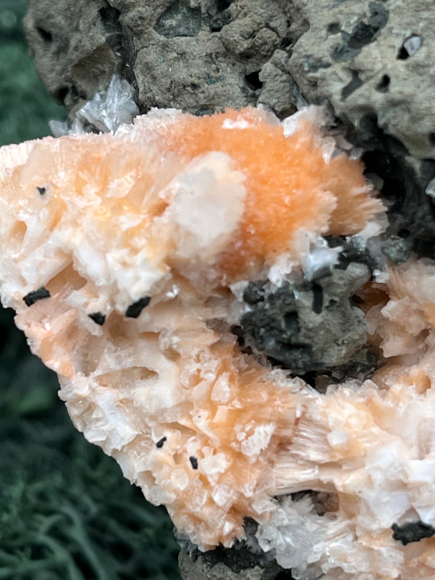 Thomsonit aus Indien (638g) - Stufe - leuchtend orange Farbe auf Muttergestein - crystal paradise