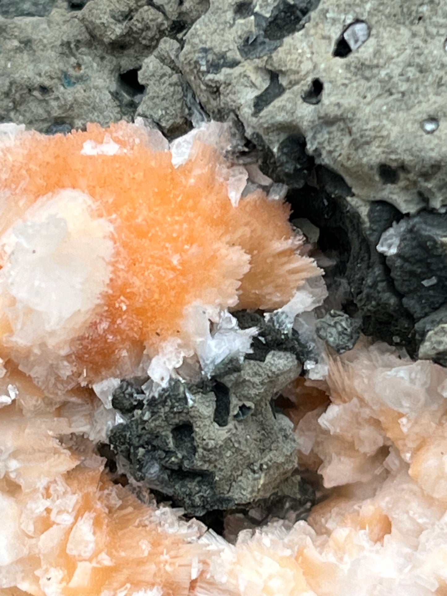 Thomsonit aus Indien (638g) - Stufe - leuchtend orange Farbe auf Muttergestein - crystal paradise