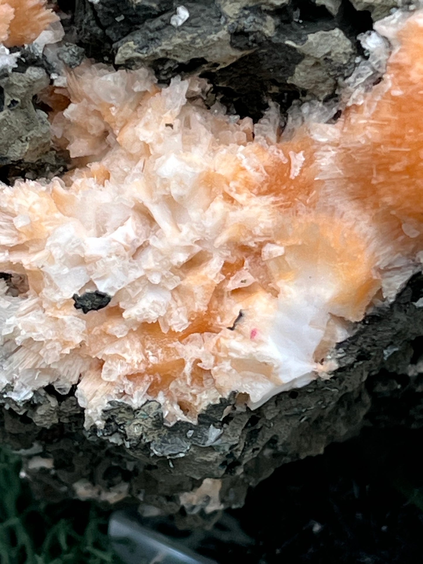 Thomsonit aus Indien (638g) - Stufe - leuchtend orange Farbe auf Muttergestein - crystal paradise