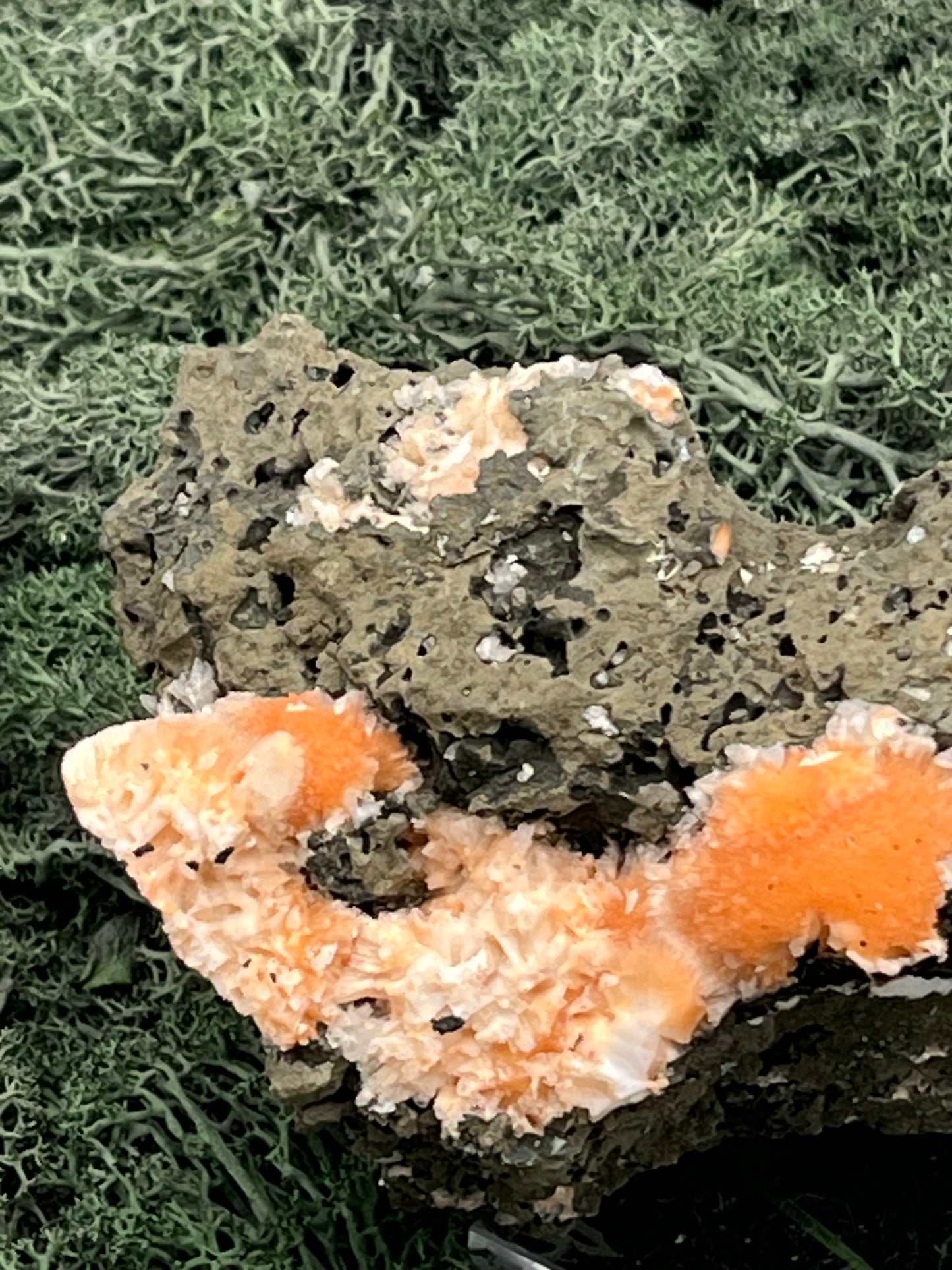 Thomsonit aus Indien (638g) - Stufe - leuchtend orange Farbe auf Muttergestein - crystal paradise