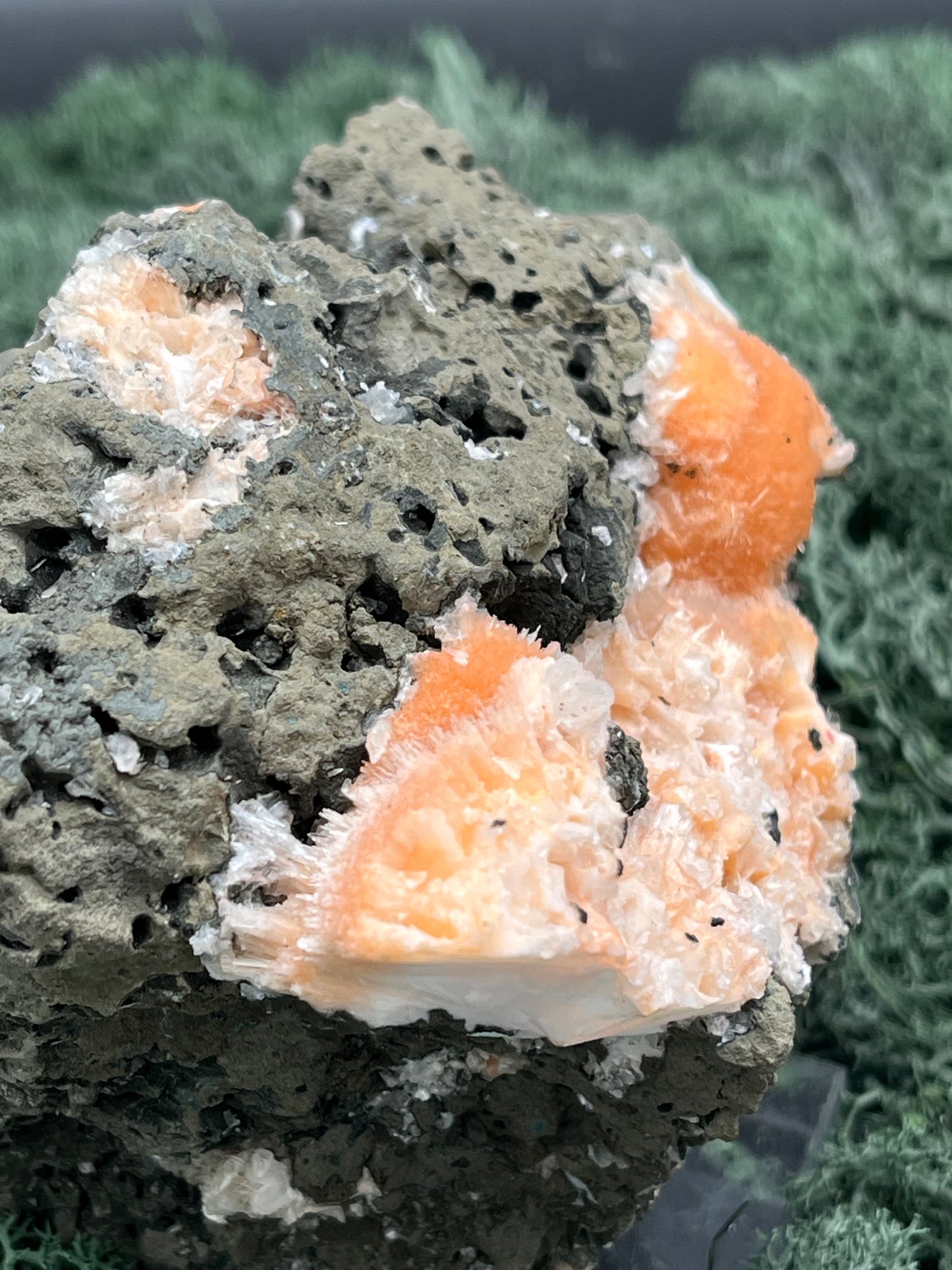 Thomsonit aus Indien (638g) - Stufe - leuchtend orange Farbe auf Muttergestein - crystal paradise