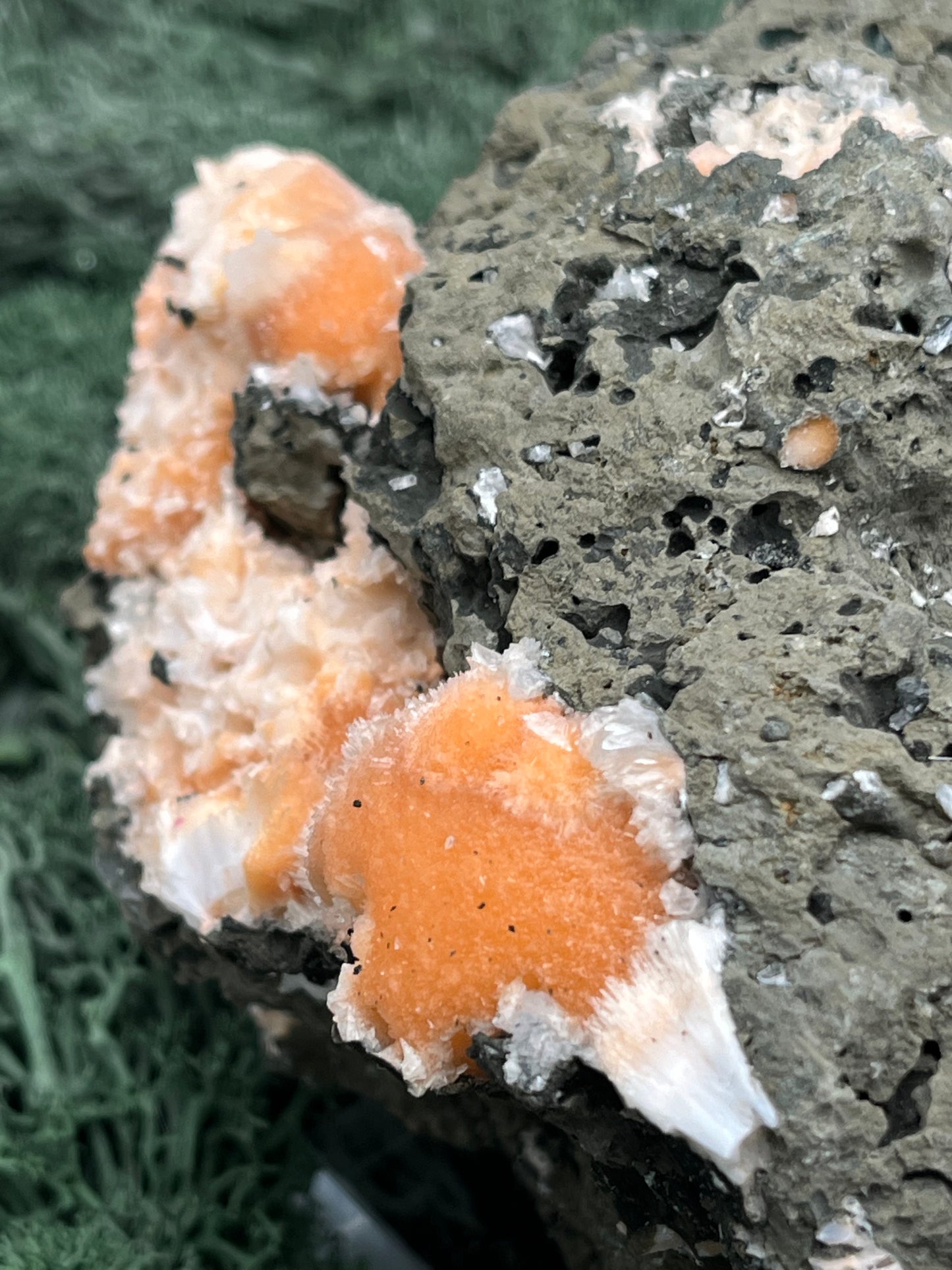 Thomsonit aus Indien (638g) - Stufe - leuchtend orange Farbe auf Muttergestein - crystal paradise