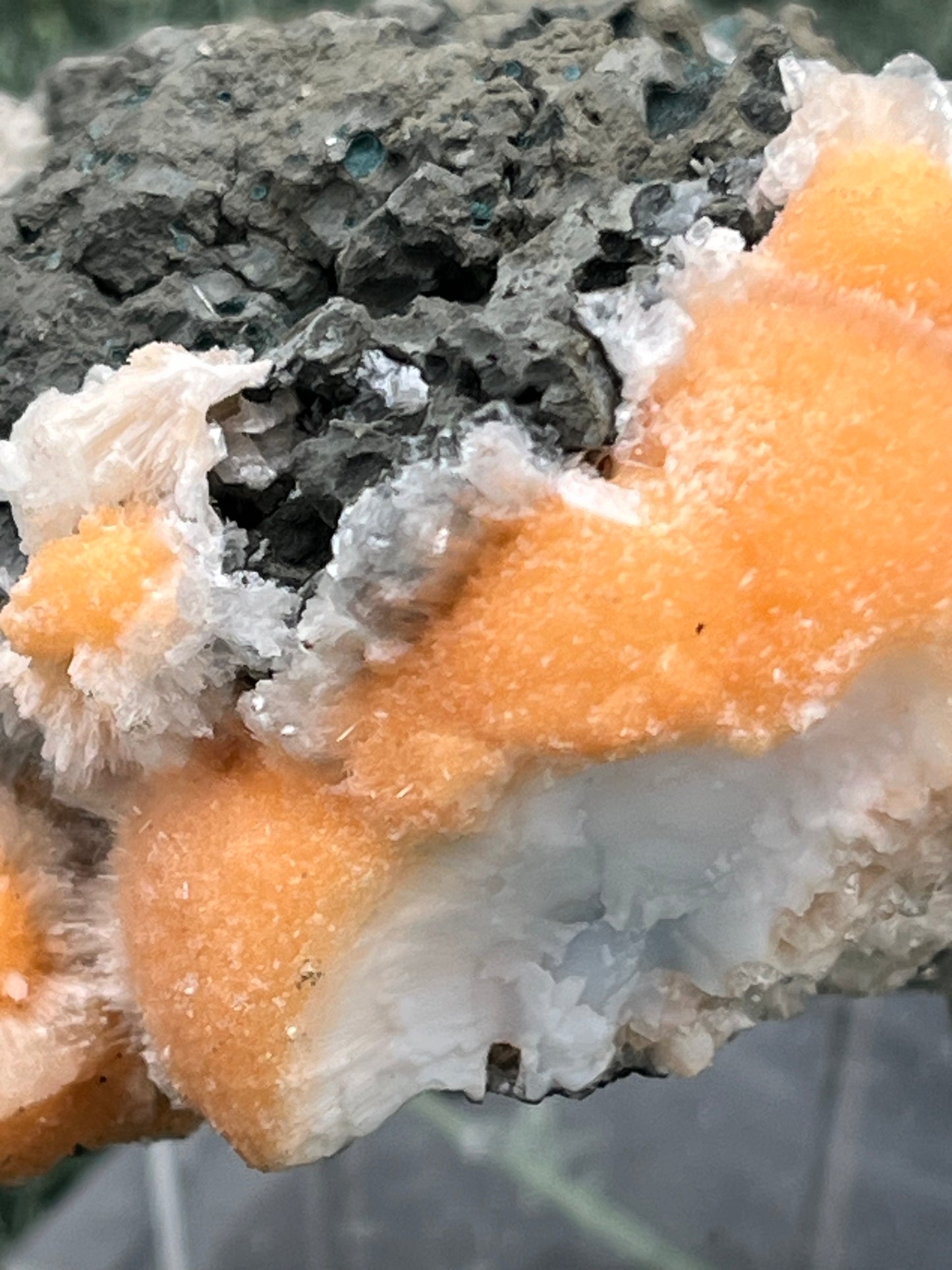 Thomsonit aus Indien (199g) - Stufe - leuchtend orange Farbe - viele Kugeln auf Muttergestein - crystal paradise