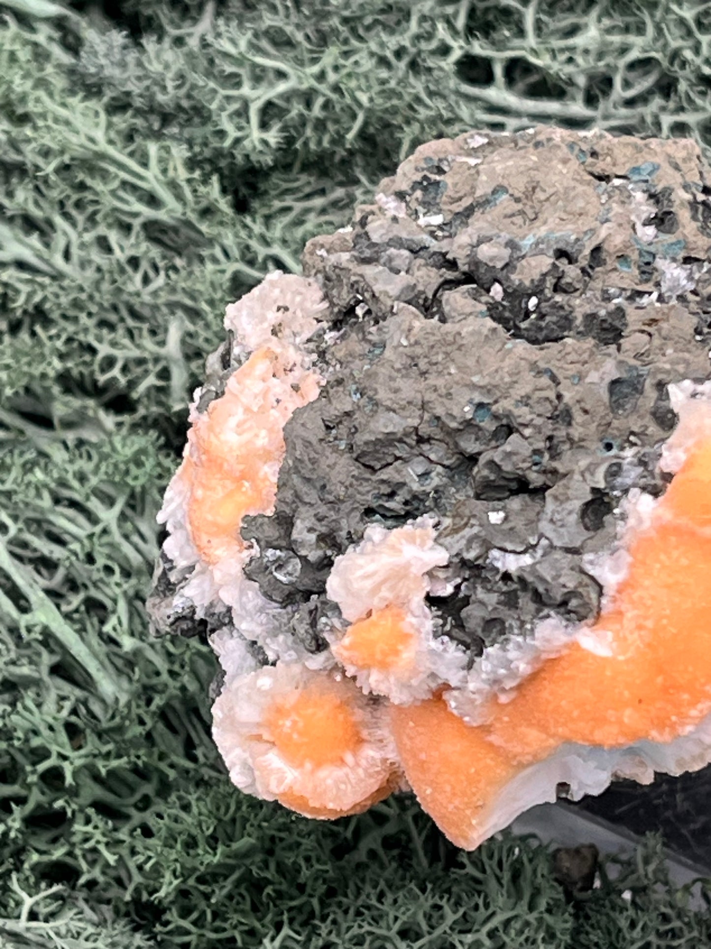 Thomsonit aus Indien (199g) - Stufe - leuchtend orange Farbe - viele Kugeln auf Muttergestein - crystal paradise