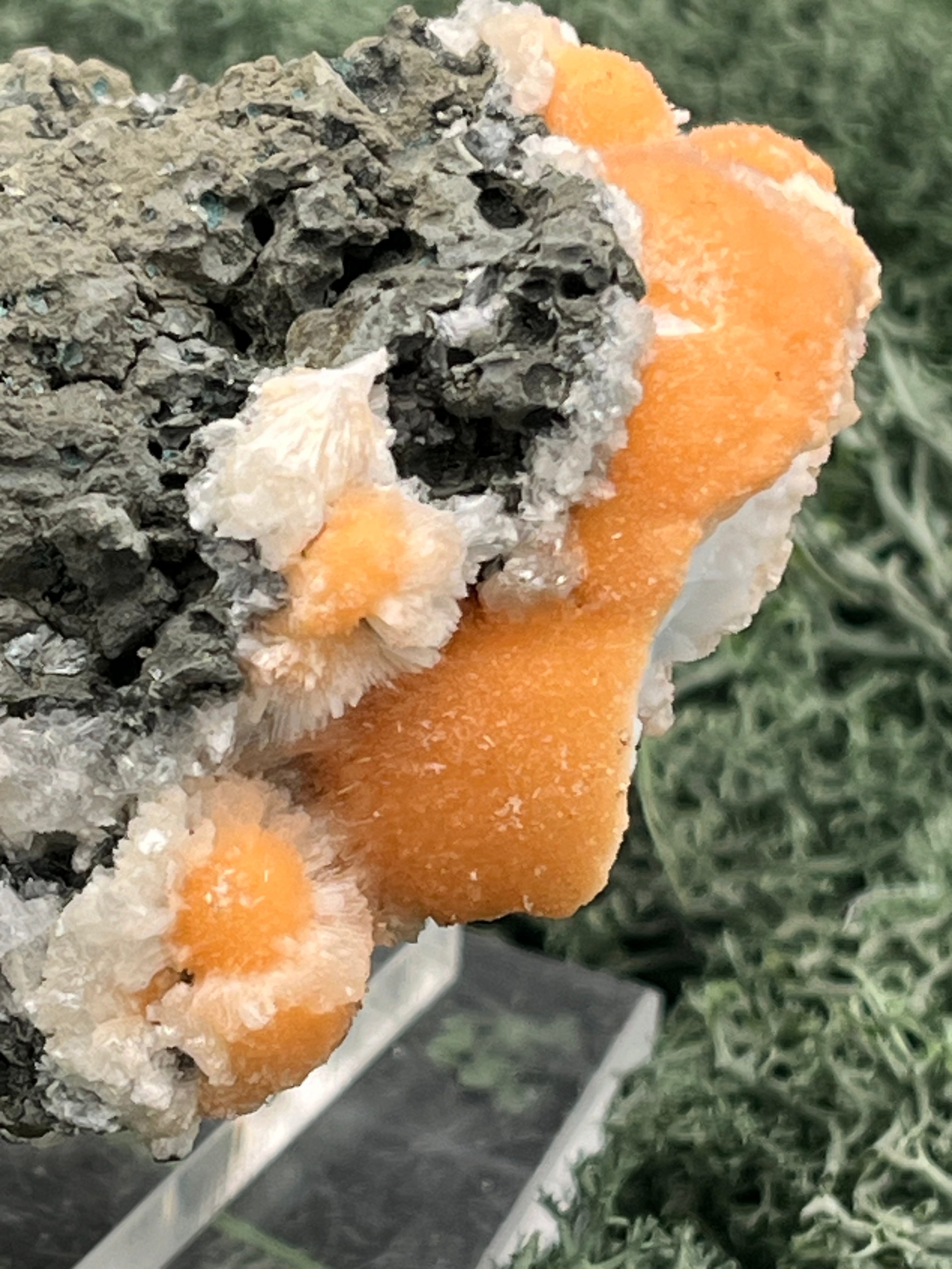 Thomsonit aus Indien (199g) - Stufe - leuchtend orange Farbe - viele Kugeln auf Muttergestein - crystal paradise