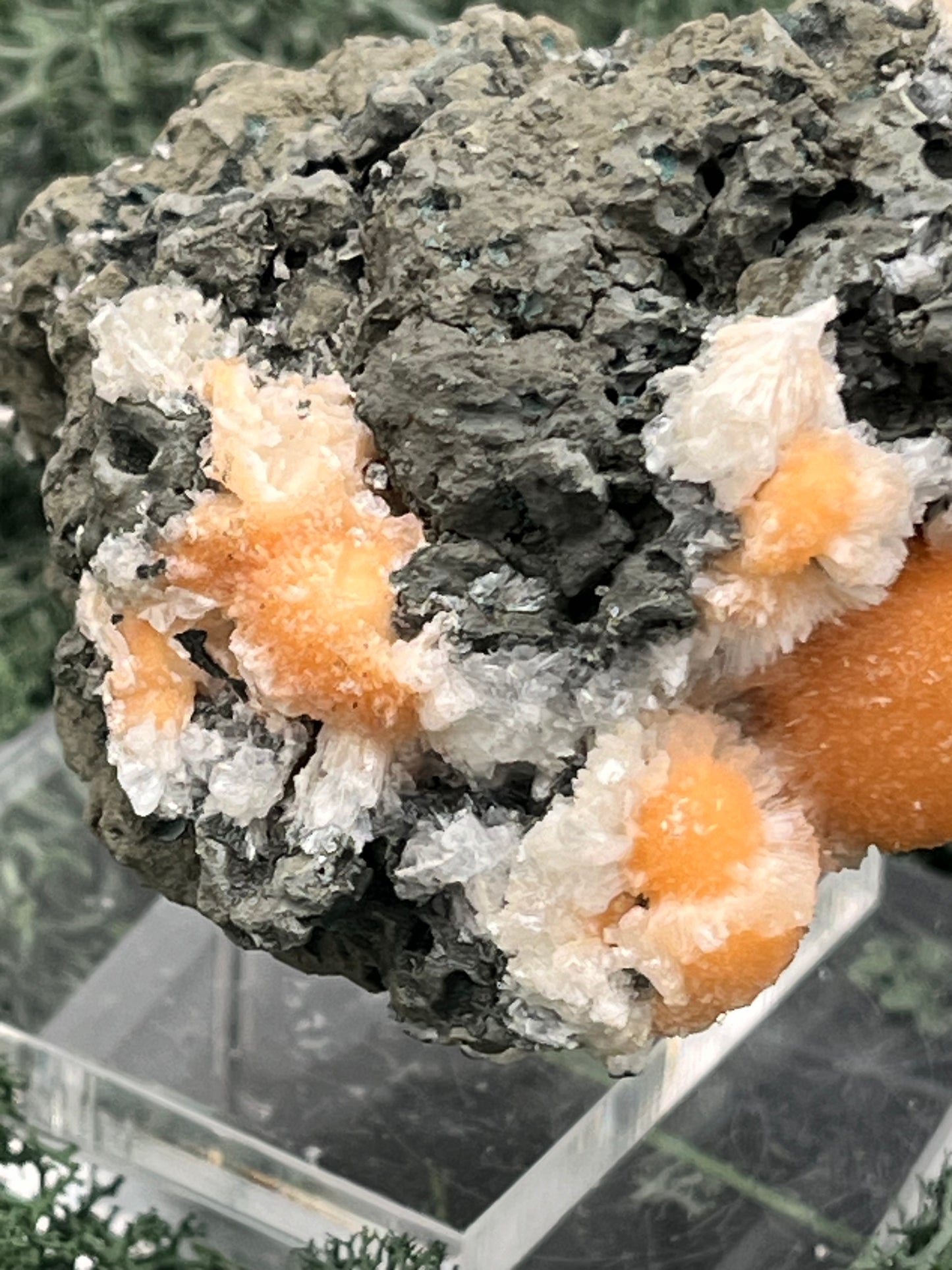 Thomsonit aus Indien (199g) - Stufe - leuchtend orange Farbe - viele Kugeln auf Muttergestein - crystal paradise