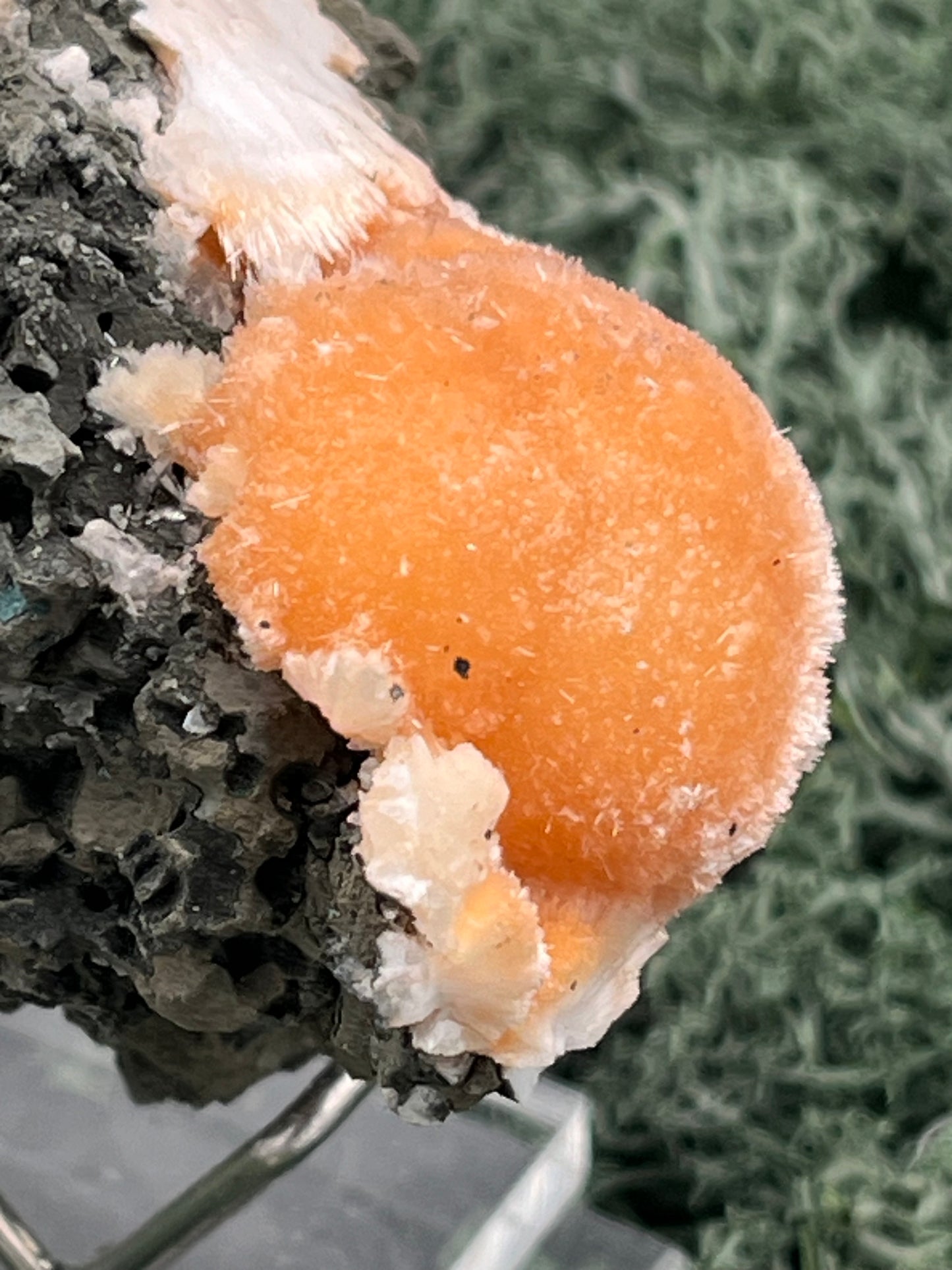 Thomsonit aus Indien (235g) - Stufe - leuchtend orange Farbe - Kugel auf Muttergestein - crystal paradise
