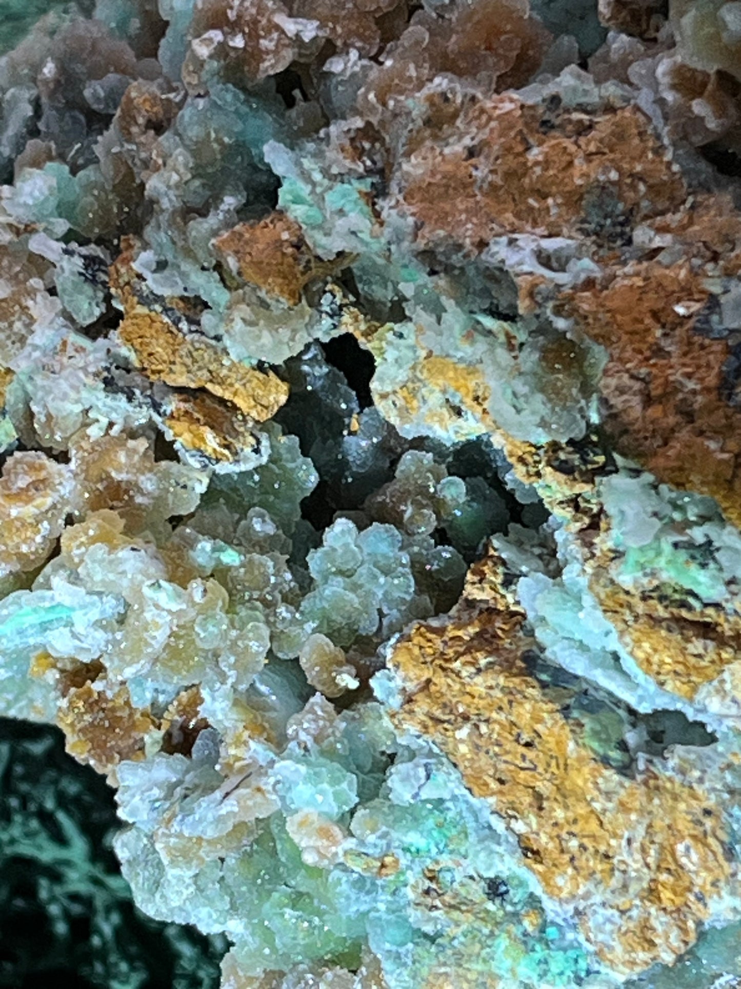 Smithsonit aus Indonesien (1123g) - XXL Stufe - glitzende grüne Kristalle in Trauenform - crystal paradise