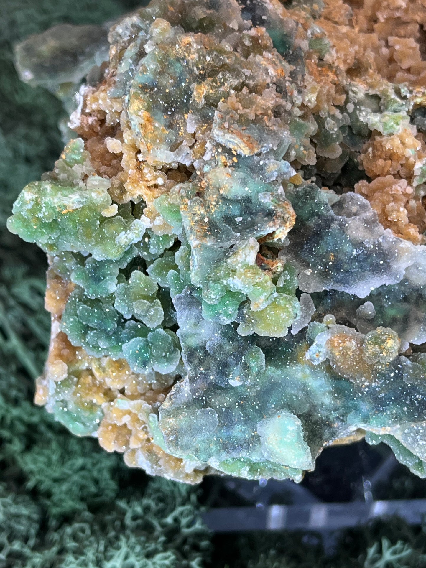 Smithsonit aus Indonesien (634g) - Handstufe - glitzende grüne Kristalle in Trauenform - crystal paradise