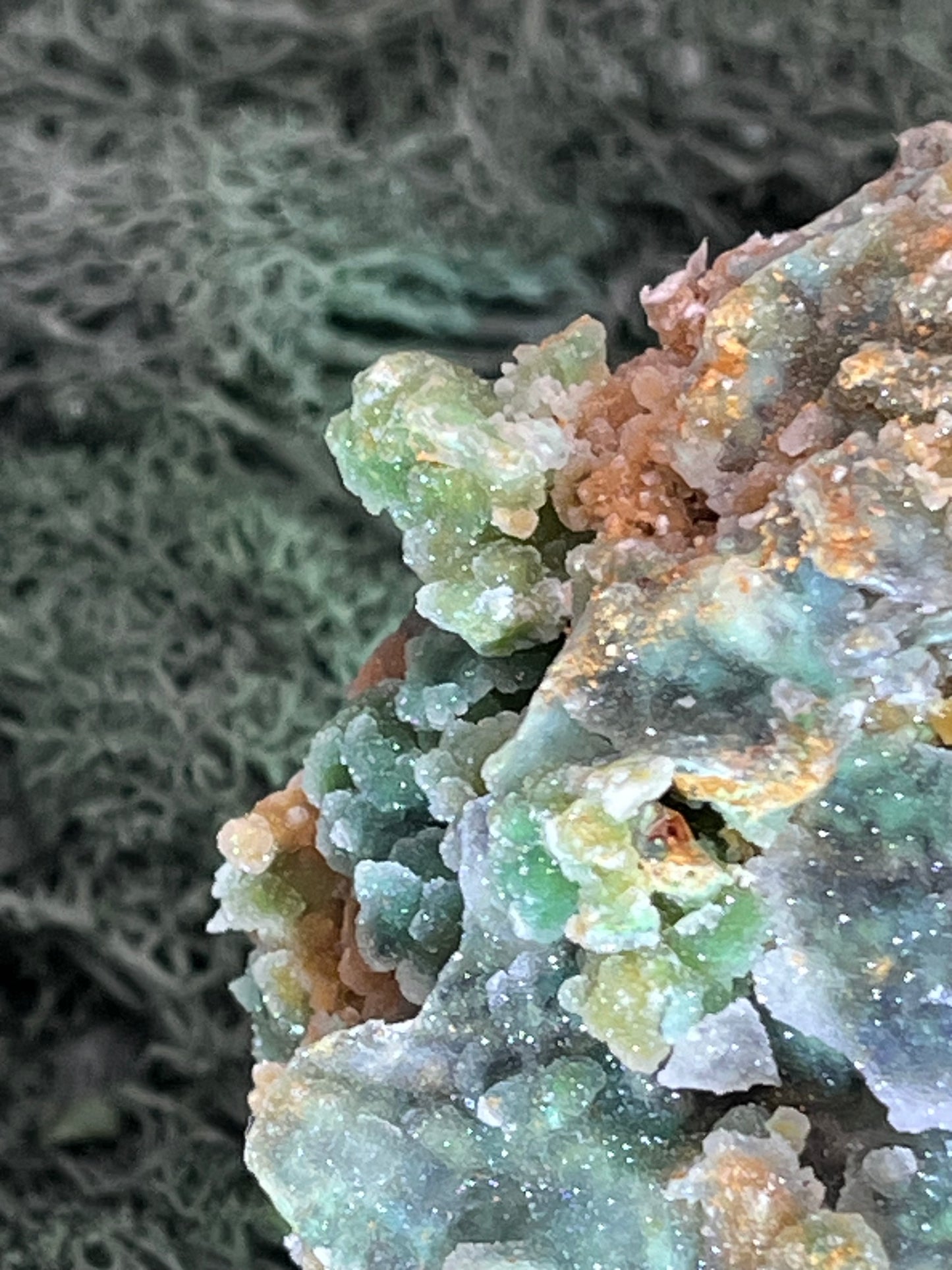 Smithsonit aus Indonesien (634g) - Handstufe - glitzende grüne Kristalle in Trauenform - crystal paradise