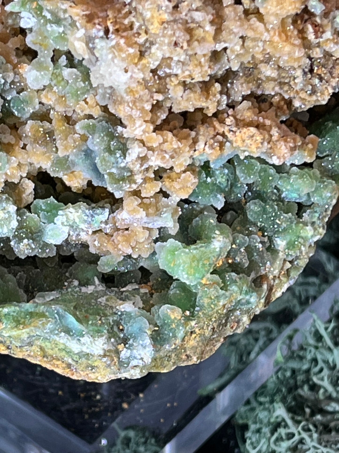 Smithsonit aus Indonesien (634g) - Handstufe - glitzende grüne Kristalle in Trauenform - crystal paradise