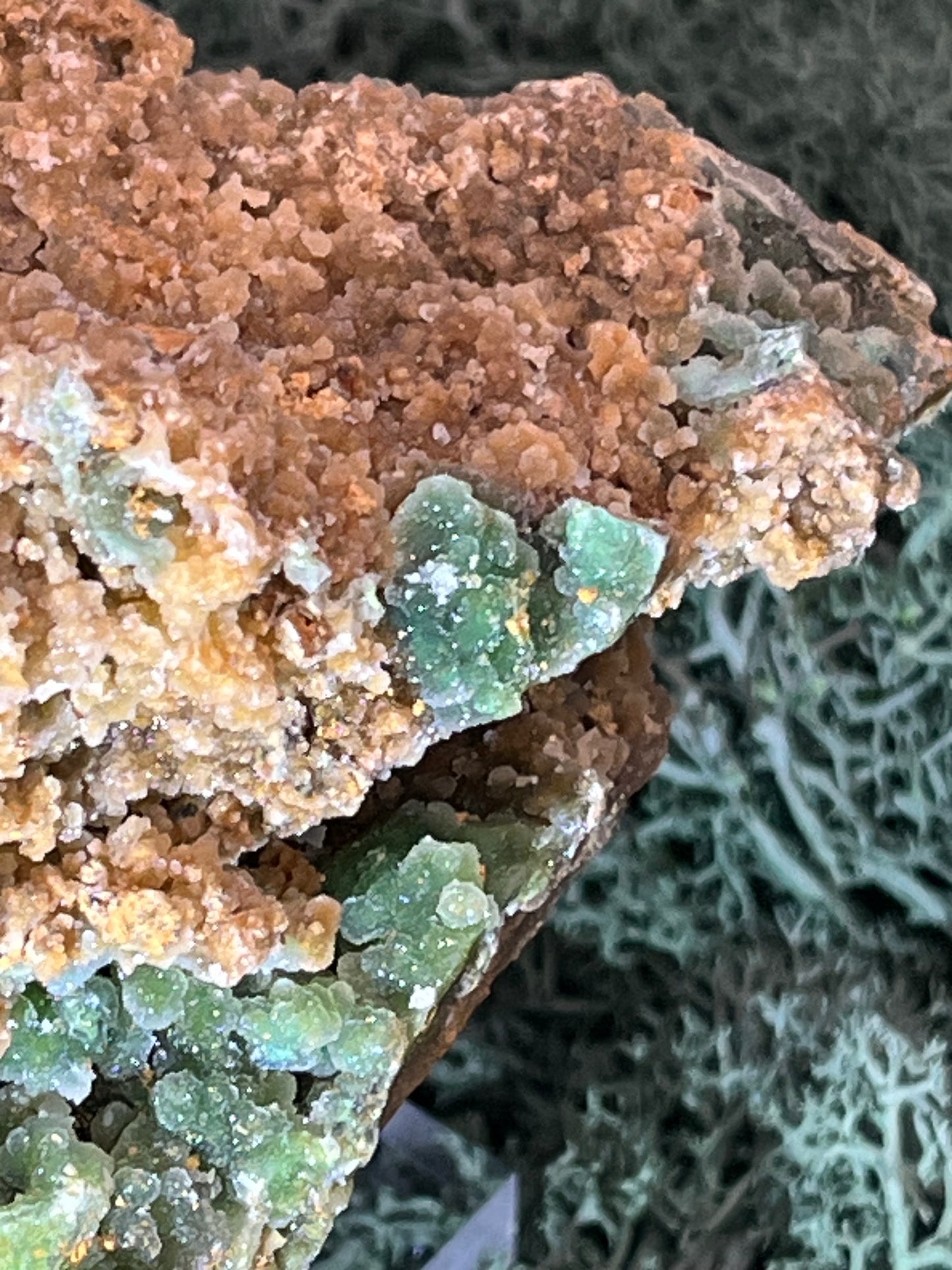 Smithsonit aus Indonesien (634g) - Handstufe - glitzende grüne Kristalle in Trauenform - crystal paradise