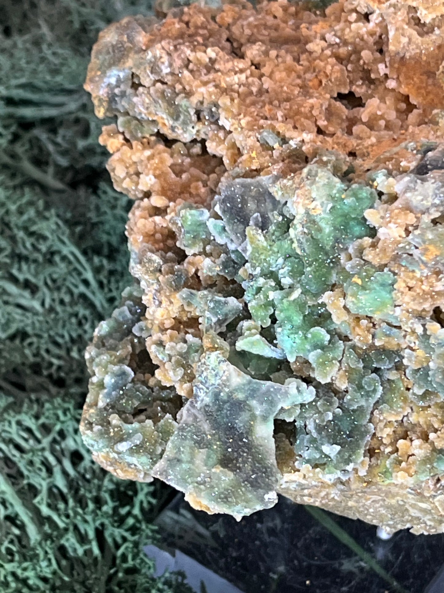 Smithsonit aus Indonesien (634g) - Handstufe - glitzende grüne Kristalle in Trauenform - crystal paradise