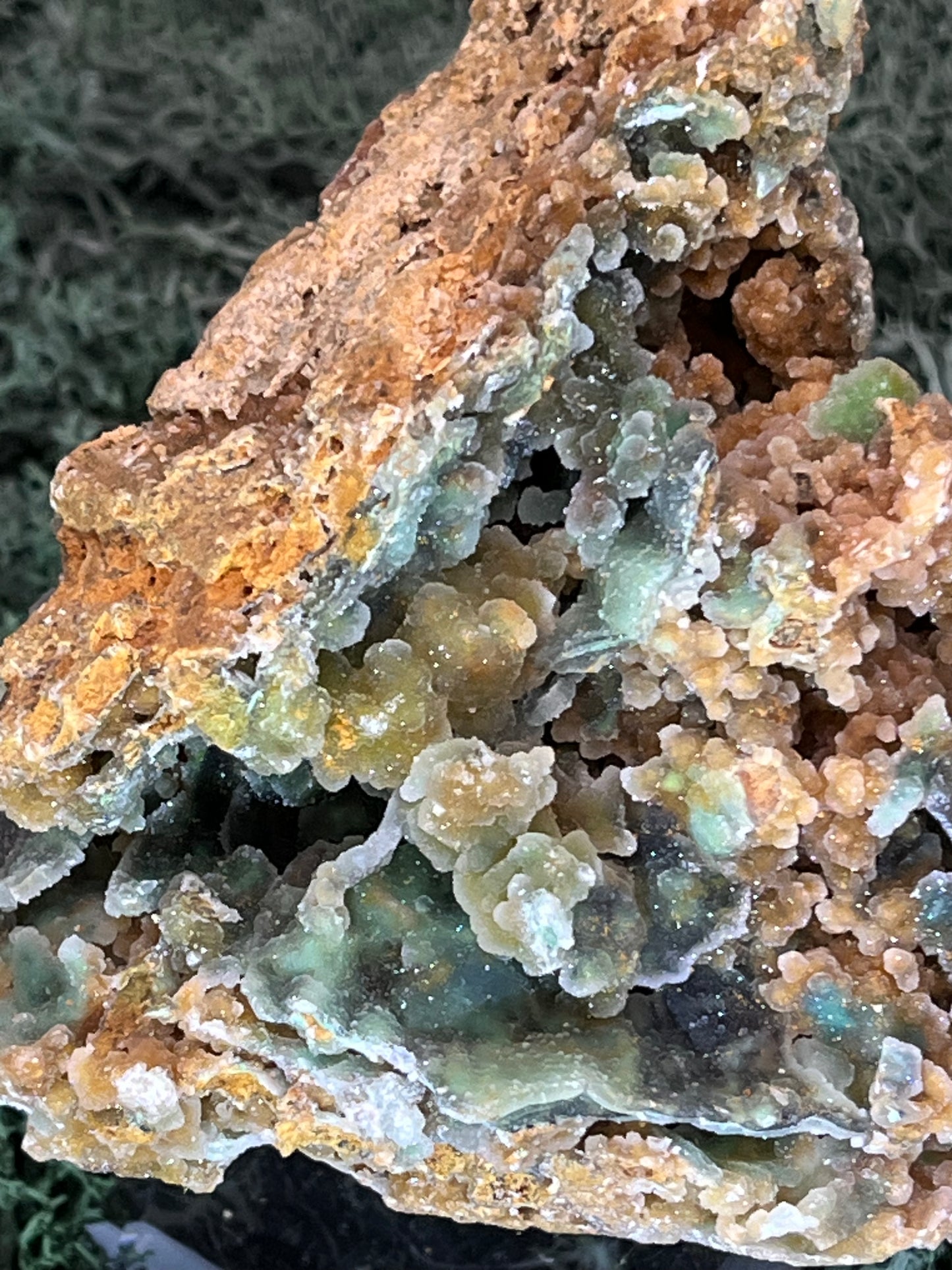 Smithsonit aus Indonesien (475g) - Handstufe - glitzende grüne Kristalle in Trauenform - crystal paradise