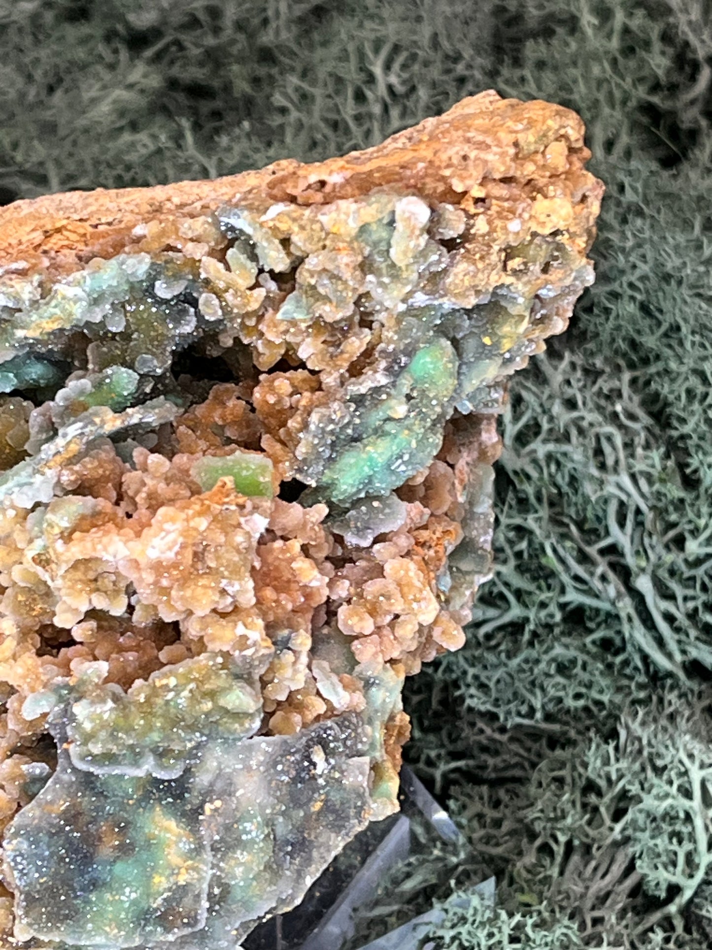 Smithsonit aus Indonesien (475g) - Handstufe - glitzende grüne Kristalle in Trauenform - crystal paradise