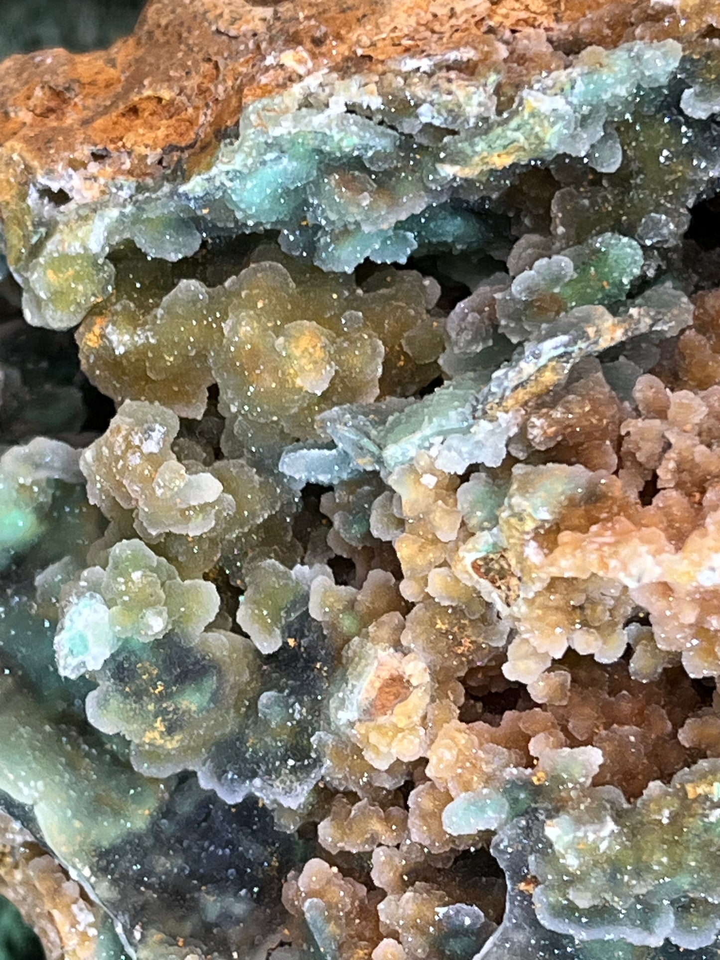 Smithsonit aus Indonesien (475g) - Handstufe - glitzende grüne Kristalle in Trauenform - crystal paradise