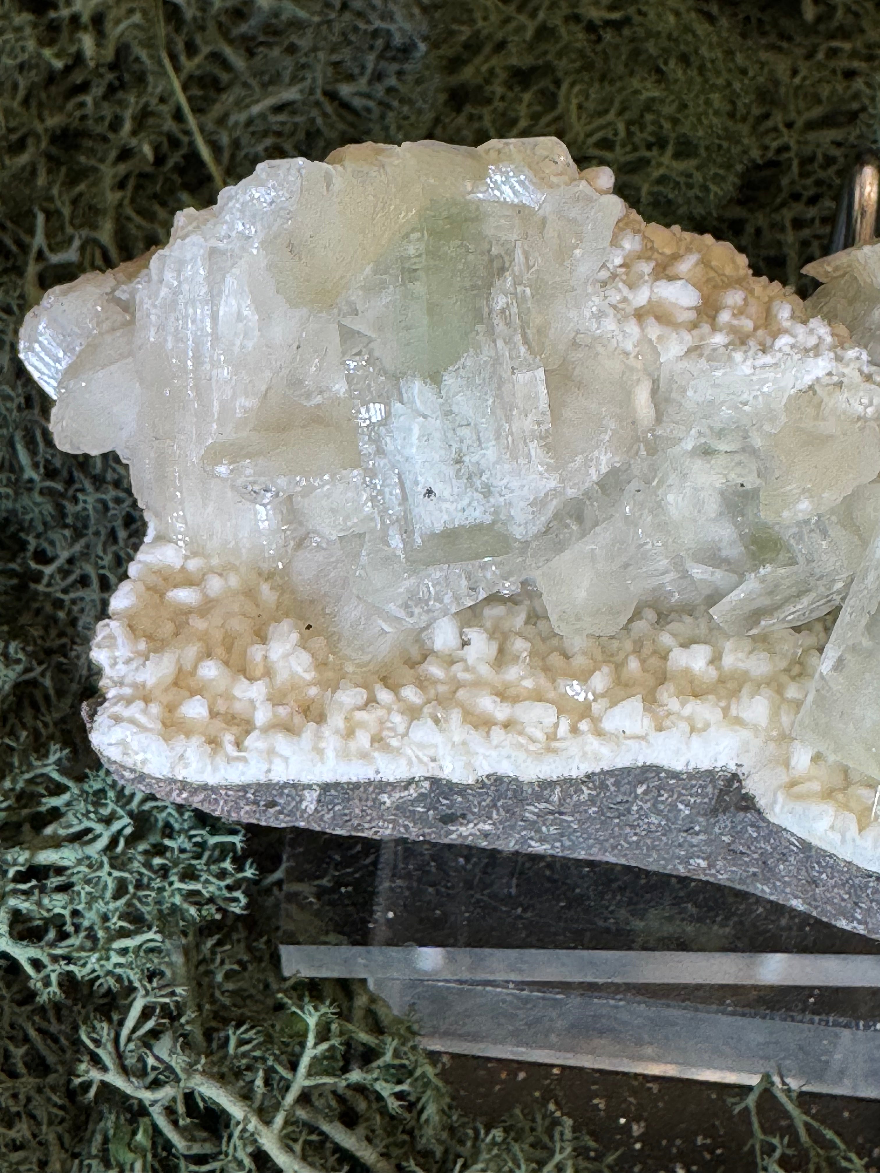 Grüner Apophyllit mit Stilbit Cluster aus Maharashtra, Nashik pune, Indien (206g) - Druzybildung - crystal paradise